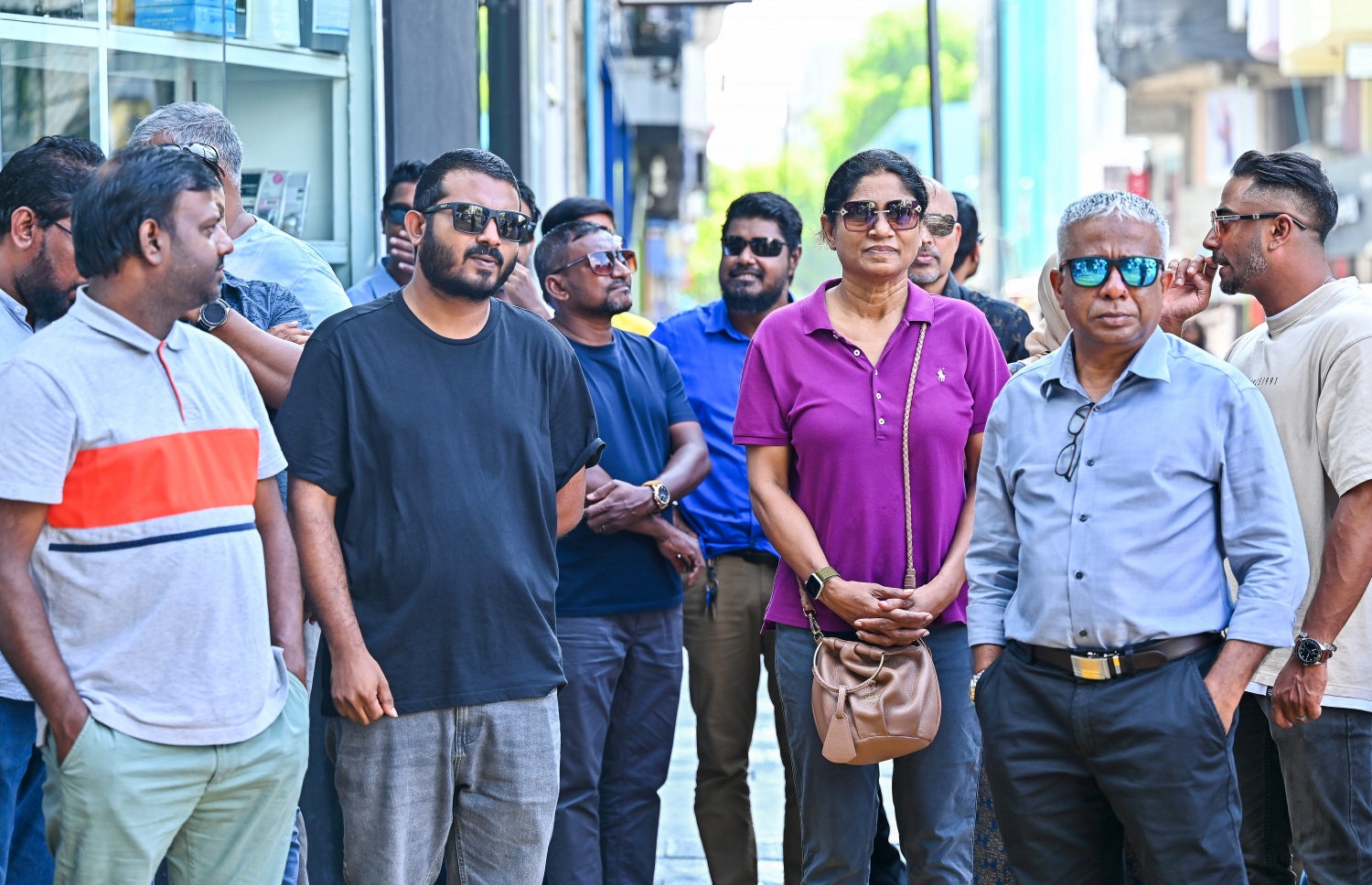 އެމްޑީޕީގެ ޗެއާޕާސަން އަދި ކުރީގެ އިކޮނޮމިކް މިނިސްޓަރު ފައްޔާޒް އިސްމާއިލް ފުލުހުންގެ އިދާރާއަށް ހާޒިރުކުރުމުން އެމްޑީޕީގެ އިސްވެރިން އެ އިދާރާގެ ބޭރުގައި މަޑުކުރައްވައިގެން.-- ފޮޓޯ: ނިޝާން އަލީ | މިހާރު