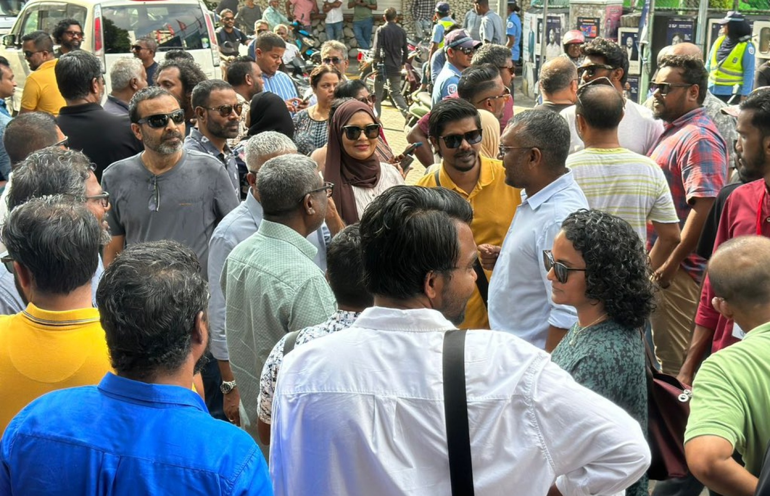 އެމްޑީޕީގެ ޗެއާޕާސަން ފައްޔާޒް އިސްމާއިލާ އެކު އެ ޕާޓީއަށް ތާއީދުކުރާ ބަޔަކު މަޑުކޮށްލައިގެން.-- ފޮޓޯ: އެމްޑީޕީ