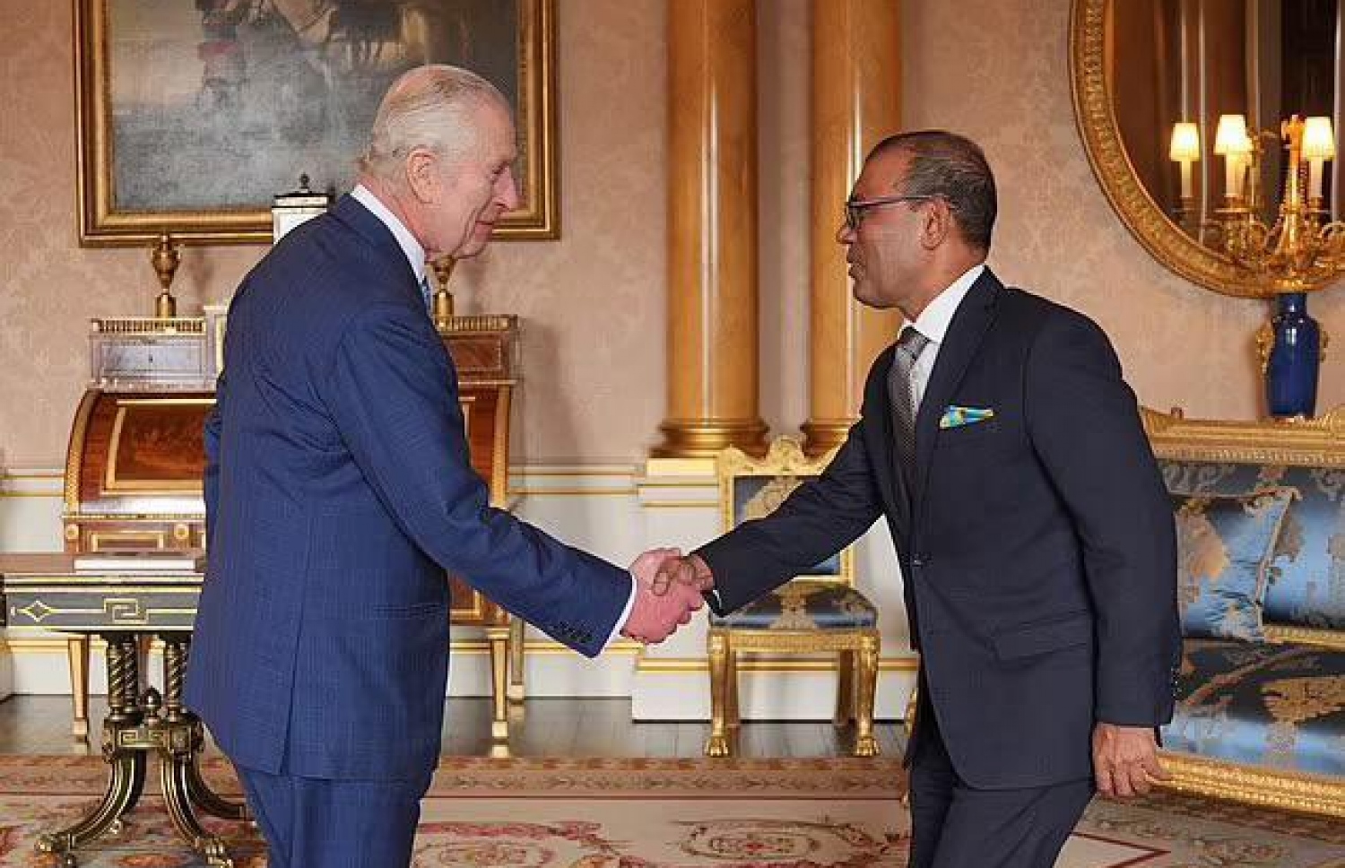 ކުރީގެ ރައީސް މުހައްމަދު ނަޝީދު، އިނގިރޭސި ރަސްގެފާނު ޗާލްސްއާ ސަލާންކުރައްވަނީ.