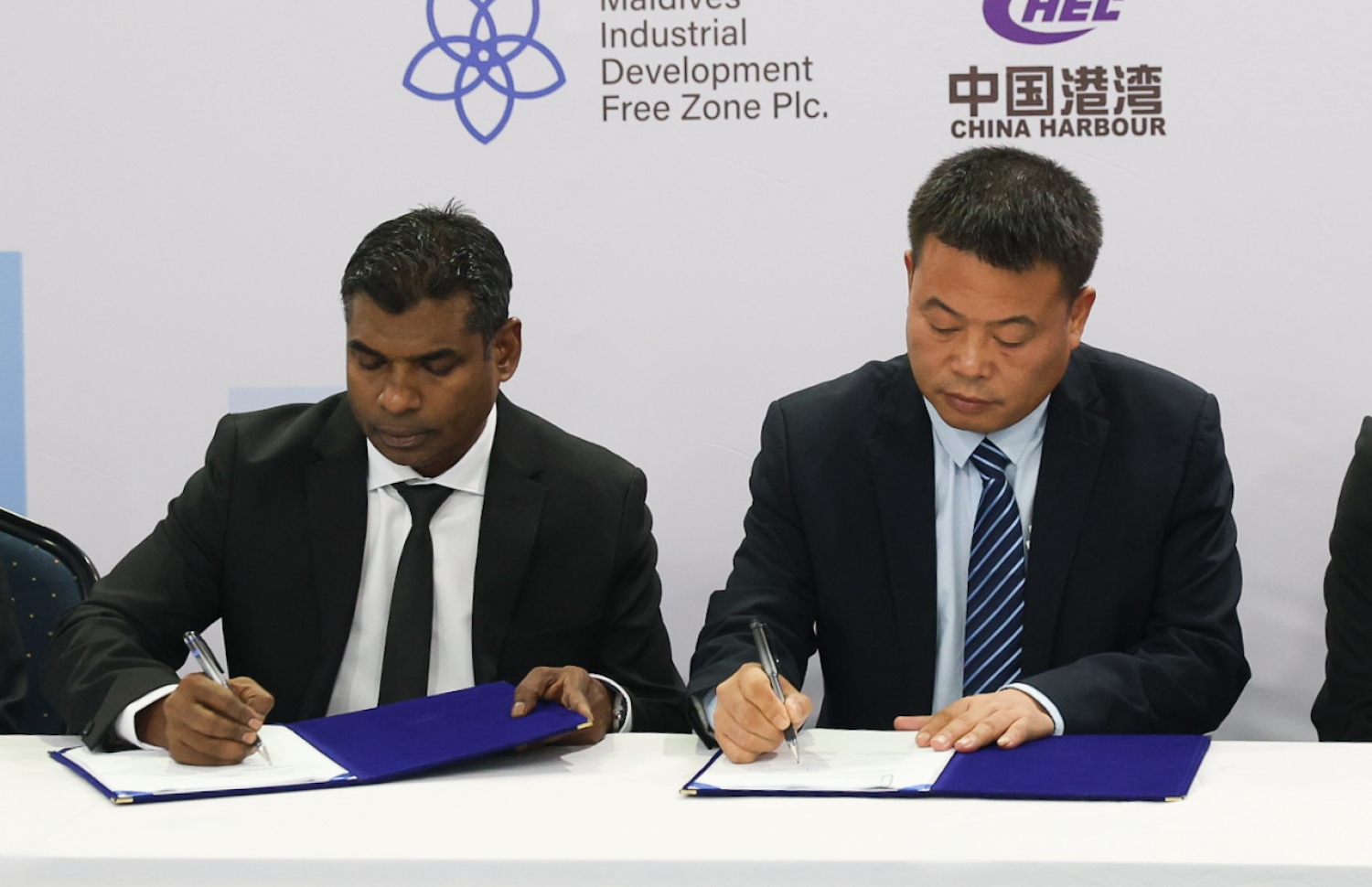 އުތުރު ތިލަފަޅުން ބިން ހިއްކައިގެން ދެމެހެއްޓެނިވި ގޮތެއްގައި ދަނޑުވެރިކަން ކުރުމަށް ރާއްޖޭގައި އެގްރިކަލްޗާ އިކޮނޮމިކް ޒޯން (އޭއީޒެޑް)އެއް ގާއިމްކުރުމަށް، އެސްޓީއޯގެ ދަށުން ހިންގާ މޯލްޑިވްސް އިންޑަސްޓްރިއަލް ޑިވެލޮޕްމަންޓް ފްރީ ޒޯން (އެމްއައިޑީ) އާއި ޗައިނާ ހާބަ އިންޖިނިއަރިން ކޮމްޕެނީ ލިމިޓެޑާ އެކު އެމްއޯޔޫއެއްގައި ސޮއިކުރުމަށް ބޭއްވި ރަސްމިއްޔާތު.-- ފޮޓޯ | މިހާރު