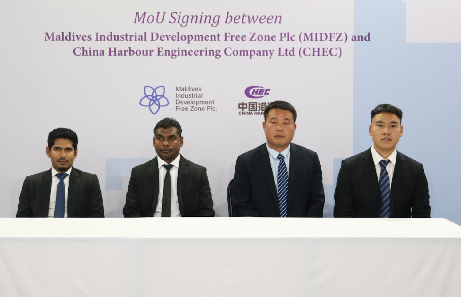 އުތުރު ތިލަފަޅުން ބިން ހިއްކައިގެން ދެމެހެއްޓެނިވި ގޮތެއްގައި ދަނޑުވެރިކަން ކުރުމަށް ރާއްޖޭގައި އެގްރިކަލްޗާ އިކޮނޮމިކް ޒޯން (އޭއީޒެޑް)އެއް ގާއިމްކުރުމަށް އެސްޓީއޯގެ ދަށުން ހިންގާ މޯލްޑިވްސް އިންޑަސްޓްރިއަލް ޑިވެލޮޕްމަންޓް ފްރީ ޒޯން (އެމްއައިޑީ) އާއި ޗައިނާ ހާބަ އިންޖިނިއަރިން ކޮމްޕެނީ ލިމިޓެޑާ އެކު އެމްއޯޔޫއެއްގައި ސޮއިކުރުމަށް ބޭއްވި ރަސްމިއްޔާތު.-- ފޮޓޯ | މިހާރު