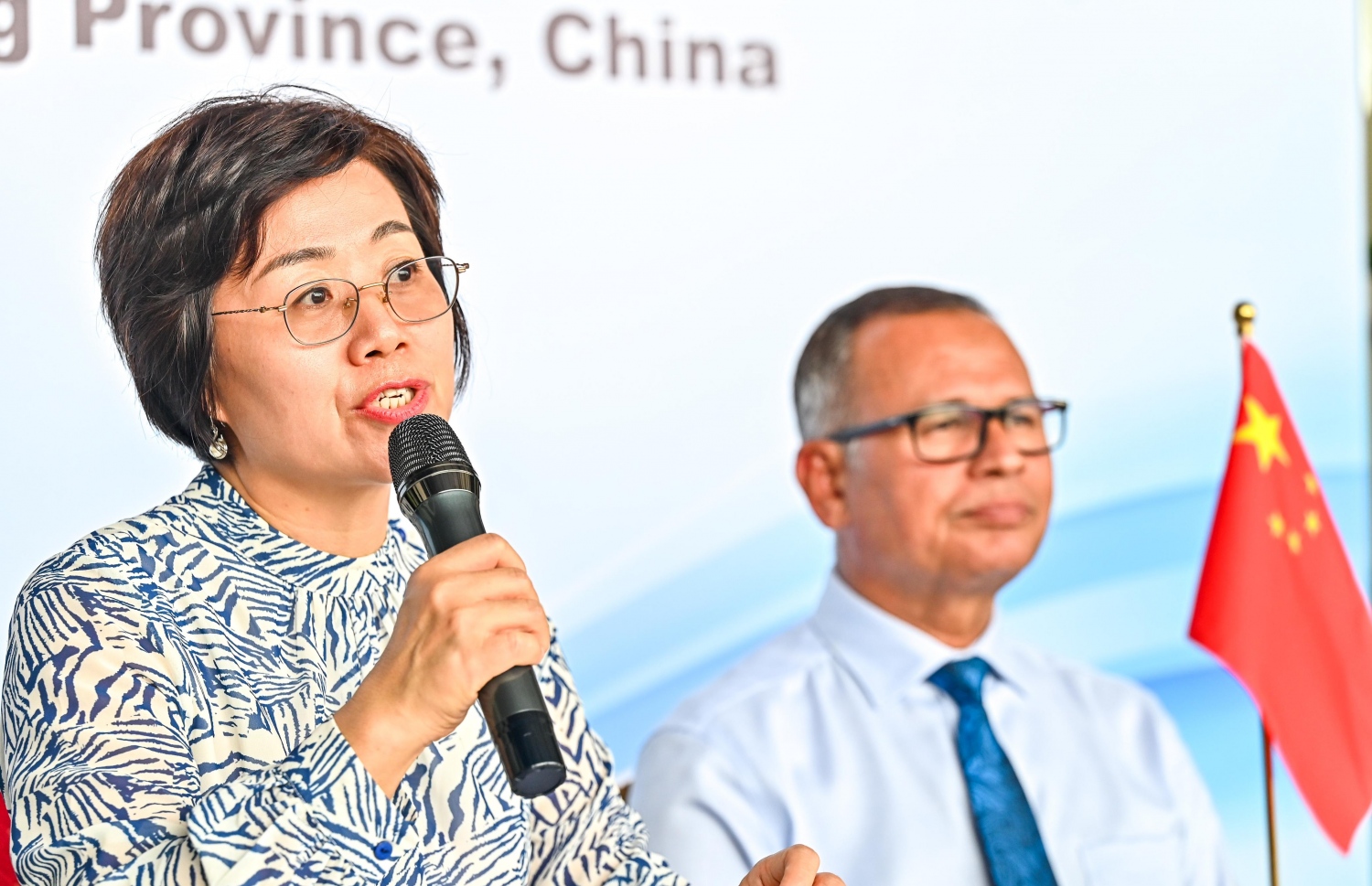 ޗައިނާ ސަރުކާރުން ރާއްޖެ އަށް ހަދިޔާކުރި ޕިކަޕުތައް ހަވާލުކުރުމަށް ބޭއްވި ރަސްމިއްޔާތުގައި ޗައިނާ ސަފީރު ވެންގް ލީޒިންގް ވާހަކަދައްކަވަނީ.-- ފޮޓޯ: ފަޔާޒް މޫސާ | މިހާރު