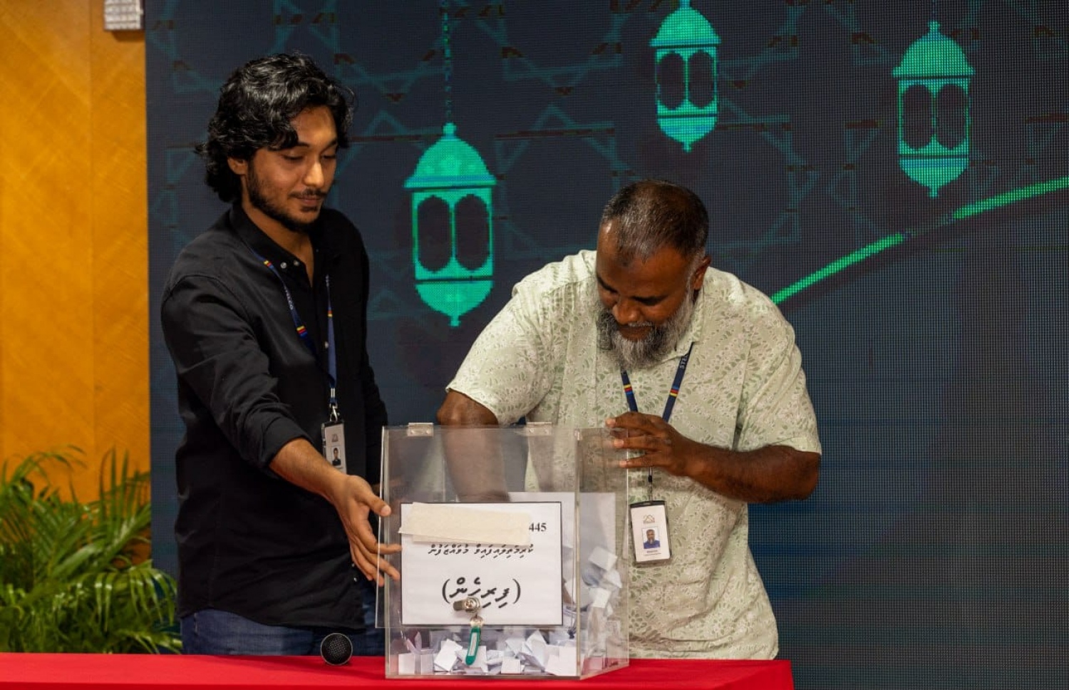 ހައްޖާއި އުމްރާއަށް ދިއުމަށް ކުރިމަތިލި މީހުންގެ މެދުގައި ގުރު ނަގަނީ.