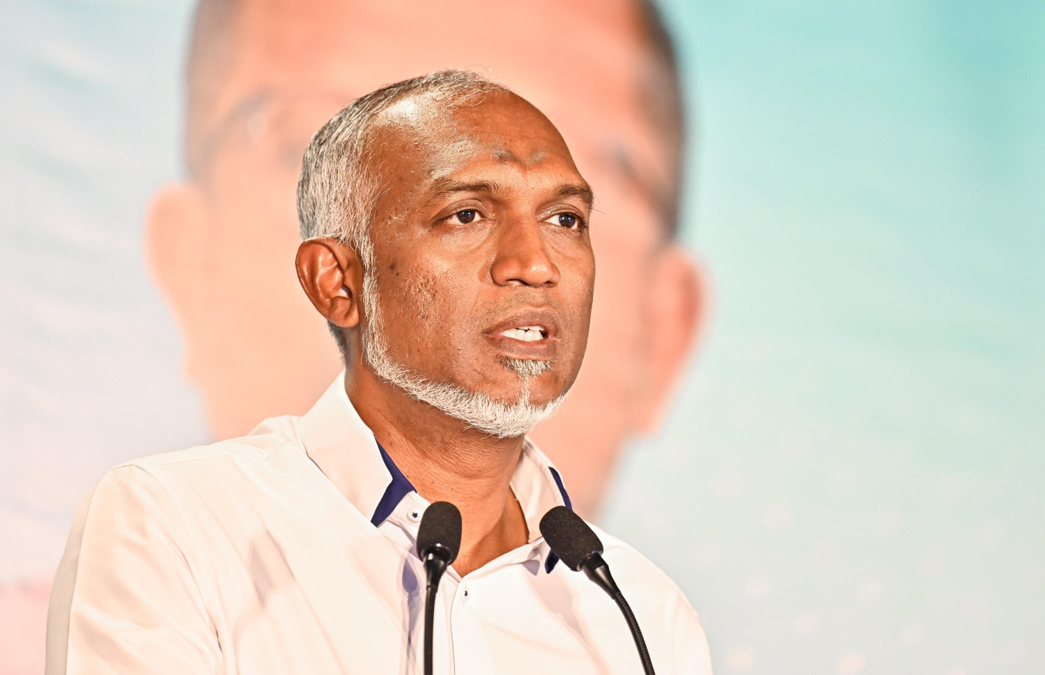 ޕީޕީއެމް/ޕީއެންސީގެ އިވެންޓްގައި ރައީސް މުއިއްޒު ބައިވެރިވެވަޑައިގަންނަވަނީ: ކުރީގެ ރައީސް އިބްރާހިމް މުހައްމަދު ސޯލިހަށް ރައްދު ދެއްވި - ފޮޓޯ: ފަޔާޒު މޫސާ / މިހާރު