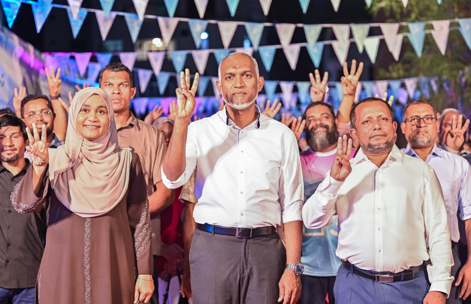 އަންނަ މަހުގެ 21 ގައި ބާއްވާ ރައްޔިތުންގެ މަޖިލިހުގެ އިންތިހާބުގައި ޕީއެންސީގެ ޓިކެޓުގައި މާފަންނު ހުޅަނގު ދާއިރާ އަށް ވާދަކުރައްވާ ބޭފުޅެއްގެ ކެމްޕެއިން ޖަލްސާއެއްގައި ރައީސް މުއިއްޒުގެ ދެކަނބަލުން ބައިވެރިވެވަޑައިގަންނަވަނީ.---ފޮޓޯ: ފަޔާޒު މޫސާ| މިހާރު