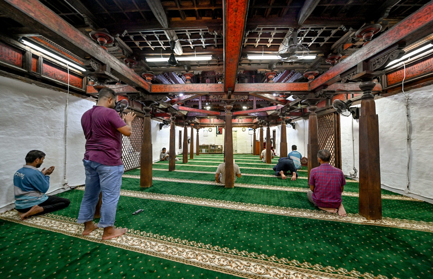 ދަރުމަވަންތަ ރަސްގެފާނު މިސްކިތުގައި ބަޔަކު ނަމާދު ކުރަނީ، ރޯދަމަހުގެ ސަވާބާއި ދަރުމަ ހޯދަން މިސްކިތްތަކުގައި މީހުން ވަގުތު ހޭދަކުރާ މިންވަރު ވަރަށް ބޮޑަށް އިތުރުވޭ .-- ފޮޓޯ: ނިޝާން އަލީ | މިހާރު