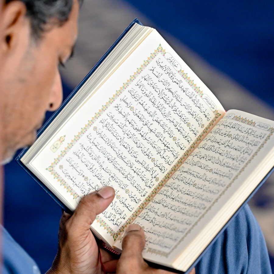 އިސްލާމީ މަރުކަޒުގެ ޖަމާއަތުގައި ކުރި މެންދުރު ނަމާދަށް ފަހު، މީހަކު ގުރުއާން ކިޔަވަނީ، ރޯދަމަހުގެ ސަވާބާއި ދަރުމަ ހޯދަން މިސްކިތްތަކުގައި މީހުން ވަގުތު ހޭދަކުރާ މިންވަރު ވަރަށް ބޮޑަށް އިތުރުވޭ .-- ފޮޓޯ: ނިޝާން އަލީ | މިހާރު