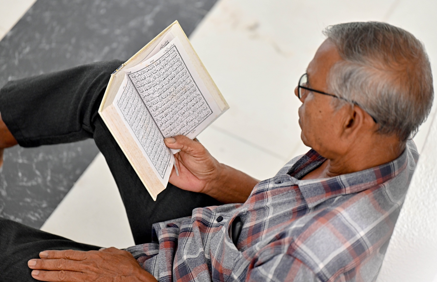 އިސްލާމީ މަރުކަޒުގެ ޖަމާއަތުގައި ކުރި މެންދުރު ނަމާދަށް ފަހު، މީހަކު ގުރުއާން ކިޔަވަނީ، ރޯދަމަހުގެ ސަވާބާއި ދަރުމަ ހޯދަން މިސްކިތްތަކުގައި މީހުން ވަގުތު ހޭދަކުރާ މިންވަރު ވަރަށް ބޮޑަށް އިތުރުވޭ .-- ފޮޓޯ: ނިޝާން އަލީ | މިހާރު