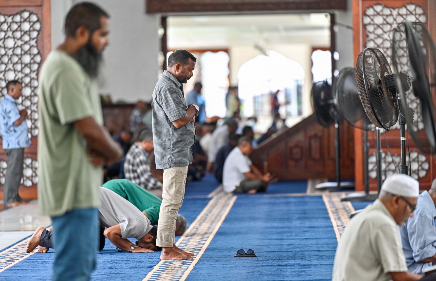 އިސްލާމީ މަރުކަޒުގައި ބަޔަކު މެންދުރު ނަމާދު ކުރަނީ، ރޯދަމަހުގެ ސަވާބާއި ދަރުމަ ހޯދަން ދީނީ ކަންކަމަށް މީހުން ވަގުތު ހޭދަކުރާ މިންވަރު ވަރަށް ބޮޑަށް އިތުރުވޭ .-- ފޮޓޯ: ނިޝާން އަލީ | މިހާރު