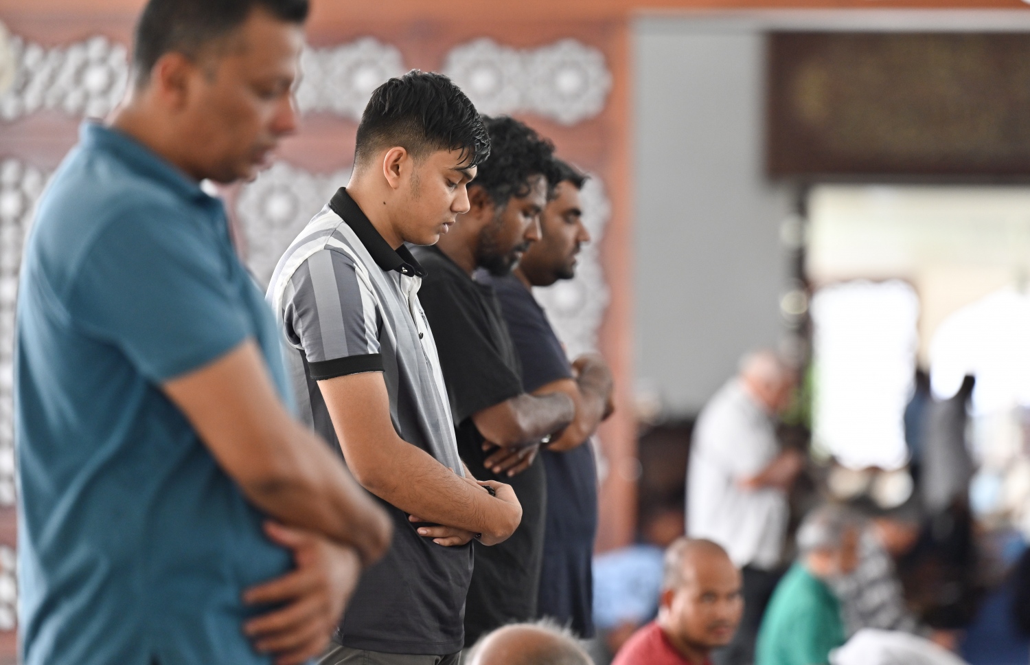 އިސްލާމީ މަރުކަޒުގައި ބަޔަކު މެންދުރު ނަމާދު ކުރަނީ، ރޯދަމަހުގެ ސަވާބާއި ދަރުމަ ހޯދަން ދީނީ ކަންކަމަށް މީހުން ވަގުތު ހޭދަކުރާ މިންވަރު ވަރަށް ބޮޑަށް އިތުރުވޭ .-- ފޮޓޯ: ނިޝާން އަލީ | މިހާރު