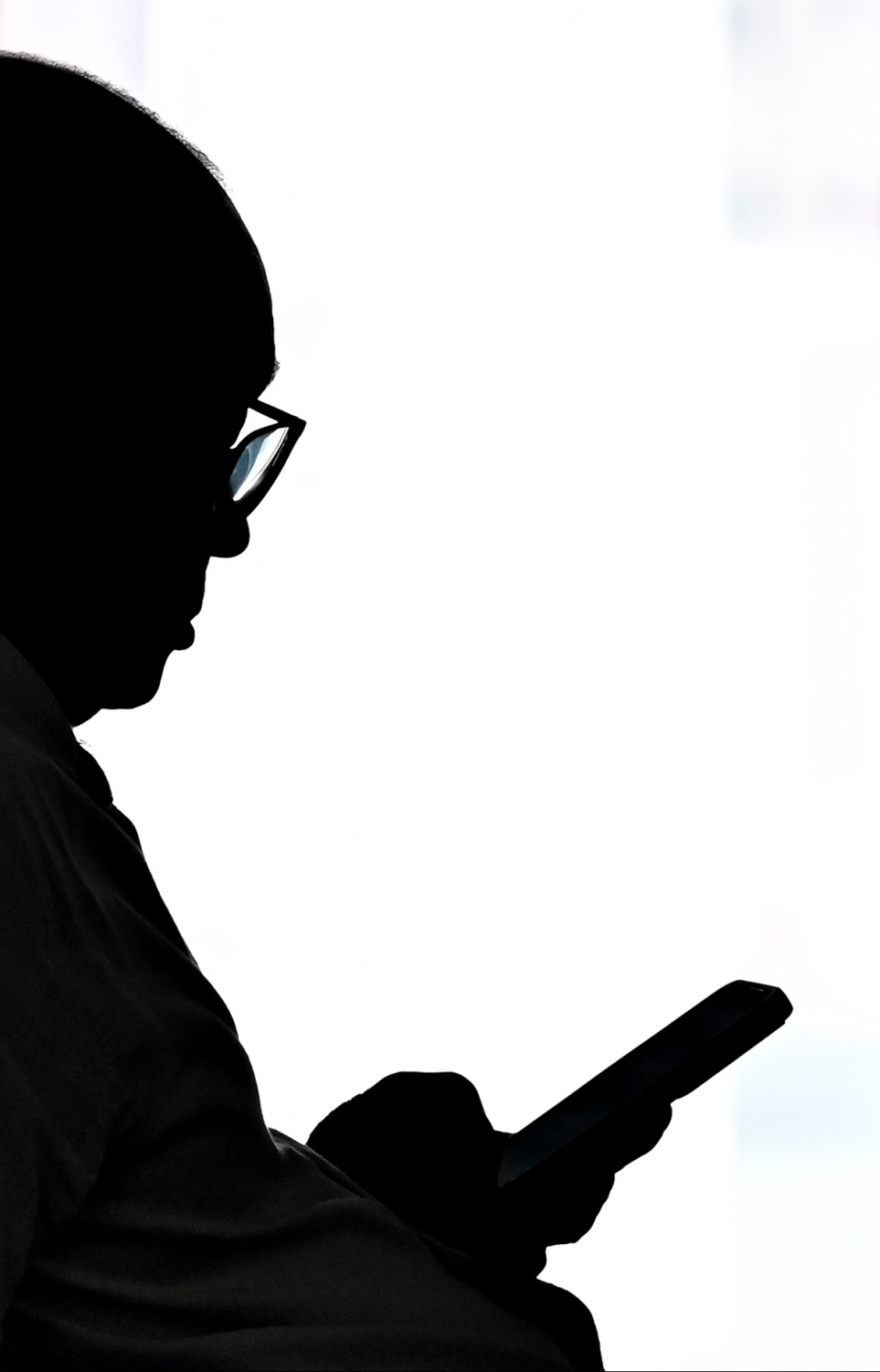 ހުޅުމާލޭގެ ހަސަން އާދަމް މިސްކިތުގެ ޖަމާއަތުގައި ކުރި އަސްރު ނަމާދަށް ފަހު، މީހަކު ގުރުއާން ކިޔަވަނީ، ރޯދަމަހުގެ ސަވާބާއި ދަރުމަ ހޯދަން މިސްކިތްތަކުގައި މީހުން ވަގުތު ހޭދަކުރާ މިންވަރު ވަރަށް ބޮޑަށް އިތުރުވޭ .-- ފޮޓޯ: ނިޝާން އަލީ | މިހާރު