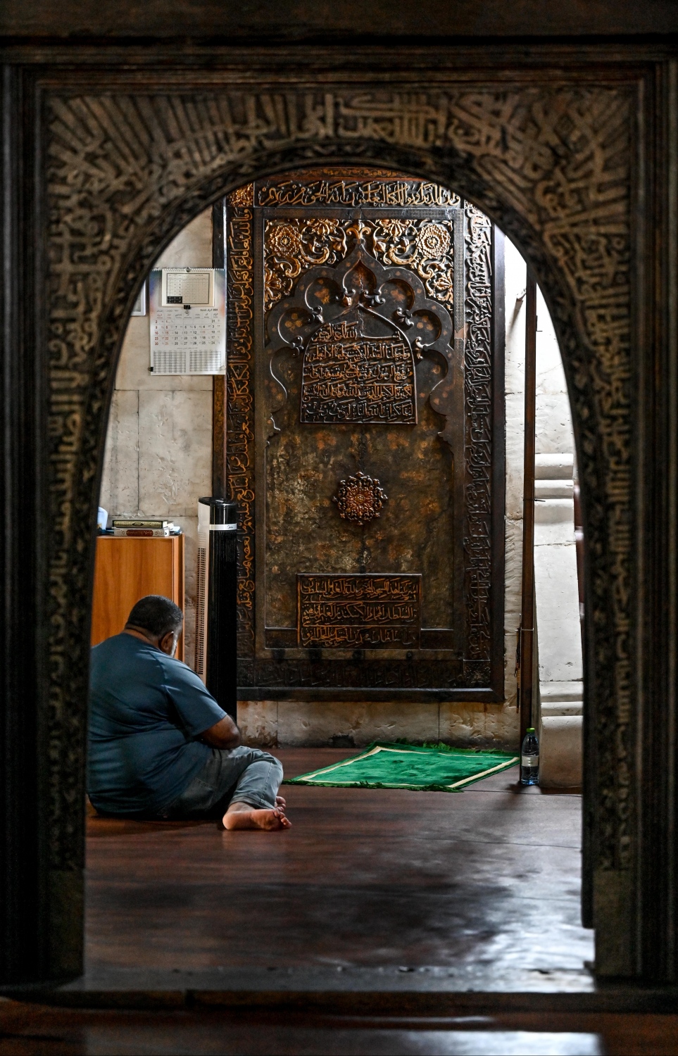 ހުކުރު މިސްކިތުގެ ޖަމާއަތުގައި ކުރި މެންދުރު ނަމާދަށް ފަހު، މީހަކު ގުރުއާން ކިޔަވަނީ، ރޯދަމަހުގެ ސަވާބާއި ދަރުމަ ހޯދަން މިސްކިތްތަކުގައި މީހުން ވަގުތު ހޭދަކުރާ މިންވަރު ވަރަށް ބޮޑަށް އިތުރުވޭ .-- ފޮޓޯ: ނިޝާން އަލީ | މިހާރު