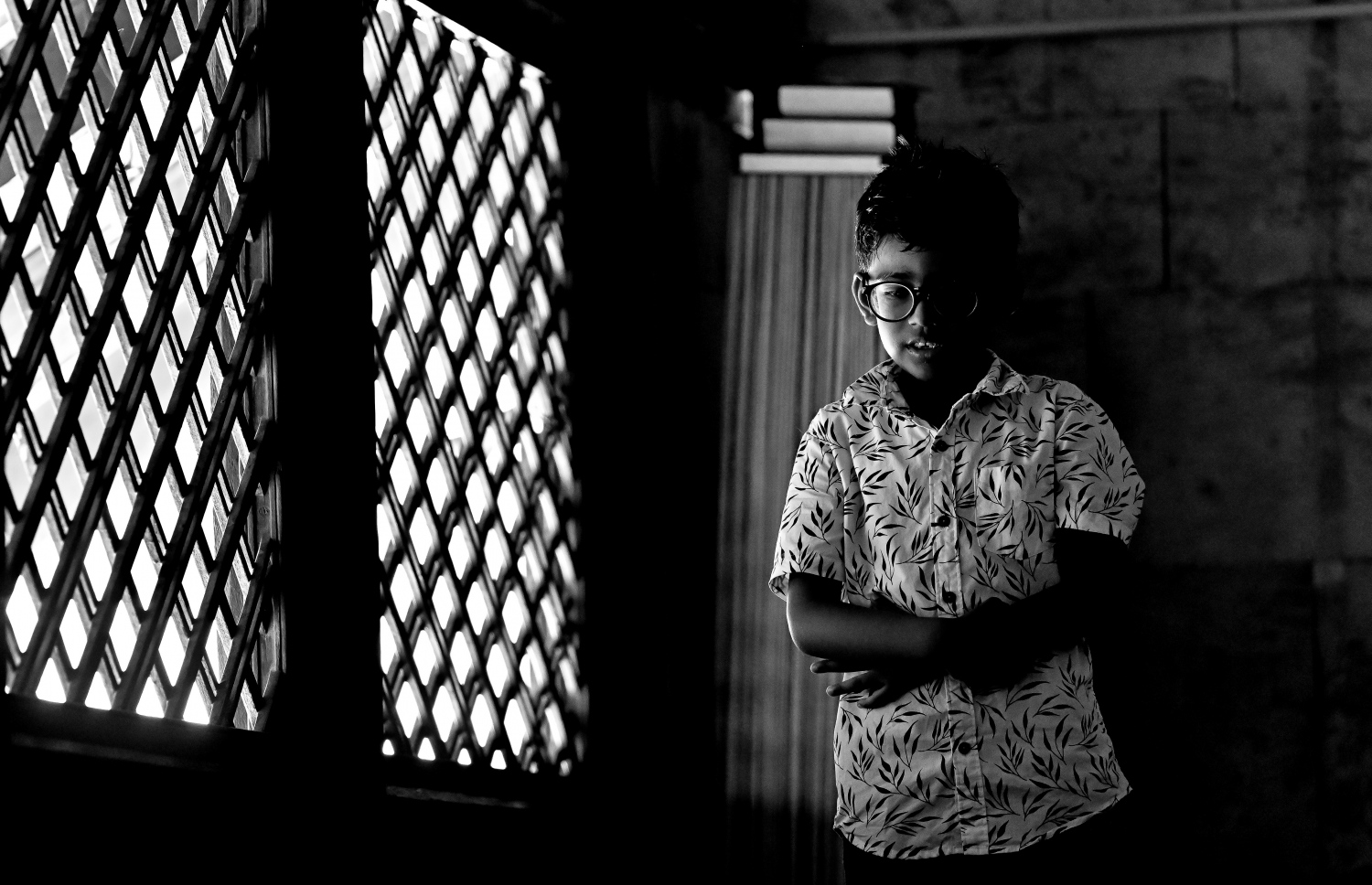 ހުކުރު މިސްކިތުގައި ކުޑަކުއްޖަކު މެންދުރު ނަމާދު ކުރަނީ .-- ފޮޓޯ: ނިޝާން އަލީ/މިހާރު