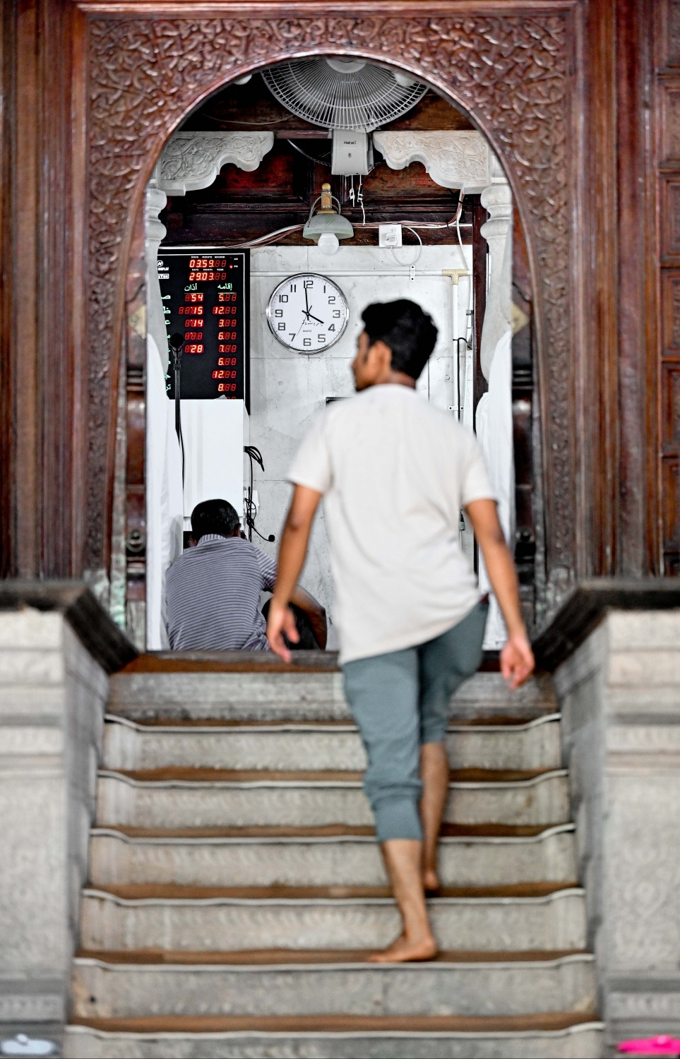 އަސްރު ނަމާދަށް އީދު މިސްކިތަށް މީހަކު ވަންނަނީ، ރޯދަމަހުގެ ސަވާބާއި ދަރުމަ ހޯދަން މިސްކިތްތަކުގައި މީހުން ވަގުތު ހޭދަކުރާ މިންވަރު ވަރަށް ބޮޑަށް އިތުރުވޭ --- ފޮޓޯ: ނިޝާން އަލީ | މިހާރު