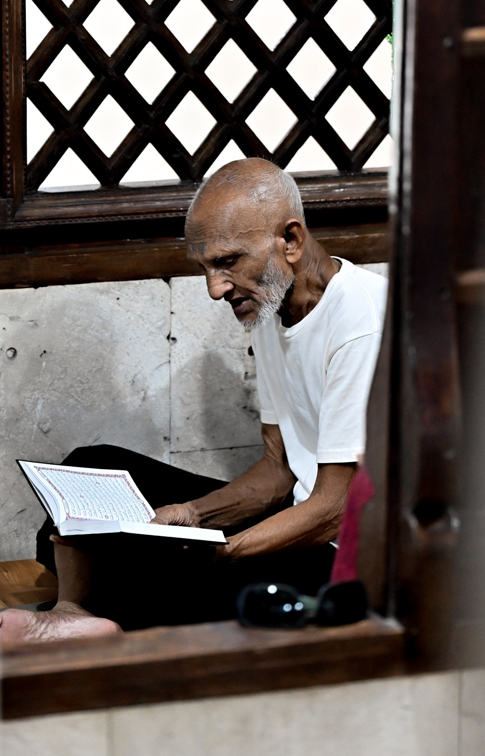 އީދު މިސްކިތުގައި ޖަމާއަތުގައި ކުރި މެންދުރު ނަމާދަށް ފަހު، އުމުރުން ދުވަސްވީ މީހަކު ގުރުއާން ކިޔަވަނީ، ރޯދަމަހުގެ ސަވާބާއި ދަރުމަ ހޯދަން މިސްކިތްތަކުގައި މީހުން ވަގުތު ހޭދަކުރާ މިންވަރު ވަރަށް ބޮޑަށް އިތުރުވޭ .-- ފޮޓޯ: ނިޝާން އަލީ | މިހާރު