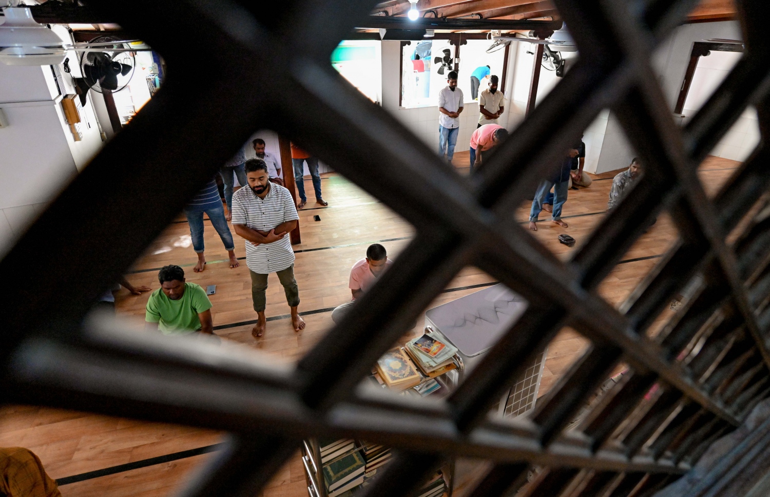 އީދު މިސްކިތުގައި ބަޔަކު މެންދުރު ނަމާދު ކުރަނީ، ރޯދަމަހުގެ ސަވާބާއި ދަރުމަ ހޯދަން ދީނީ ކަންކަމަށް މީހުން ވަގުތު ހޭދަކުރާ މިންވަރު ވަރަށް ބޮޑަށް އިތުރުވޭ .-- ފޮޓޯ: ނިޝާން އަލީ/މިހާރު