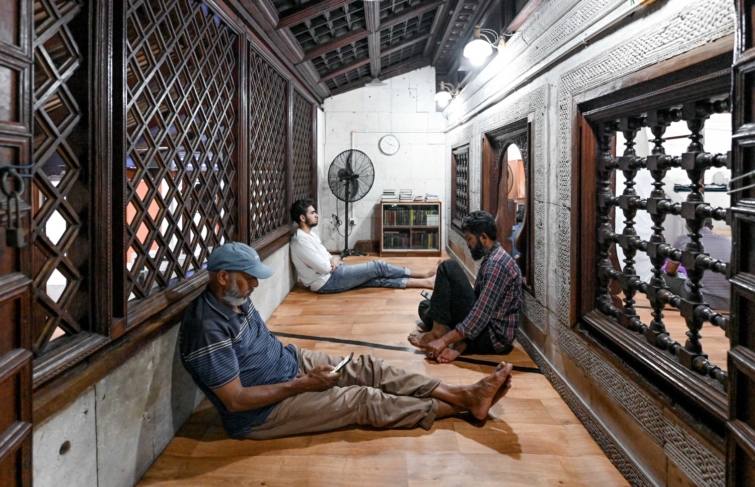 އީދު މިސްކިތުގައި ޖަމާއަތުގައި ކުރި މެންދުރު ނަމާދަށް ފަހު، މީހަކު ގުރުއާން ކިޔަވަނީ، ރޯދަމަހުގެ ސަވާބާއި ދަރުމަ ހޯދަން މިސްކިތްތަކުގައި މީހުން ވަގުތު ހޭދަކުރާ މިންވަރު ވަރަށް ބޮޑަށް އިތުރުވޭ .-- ފޮޓޯ: ނިޝާން އަލީ | މިހާރު