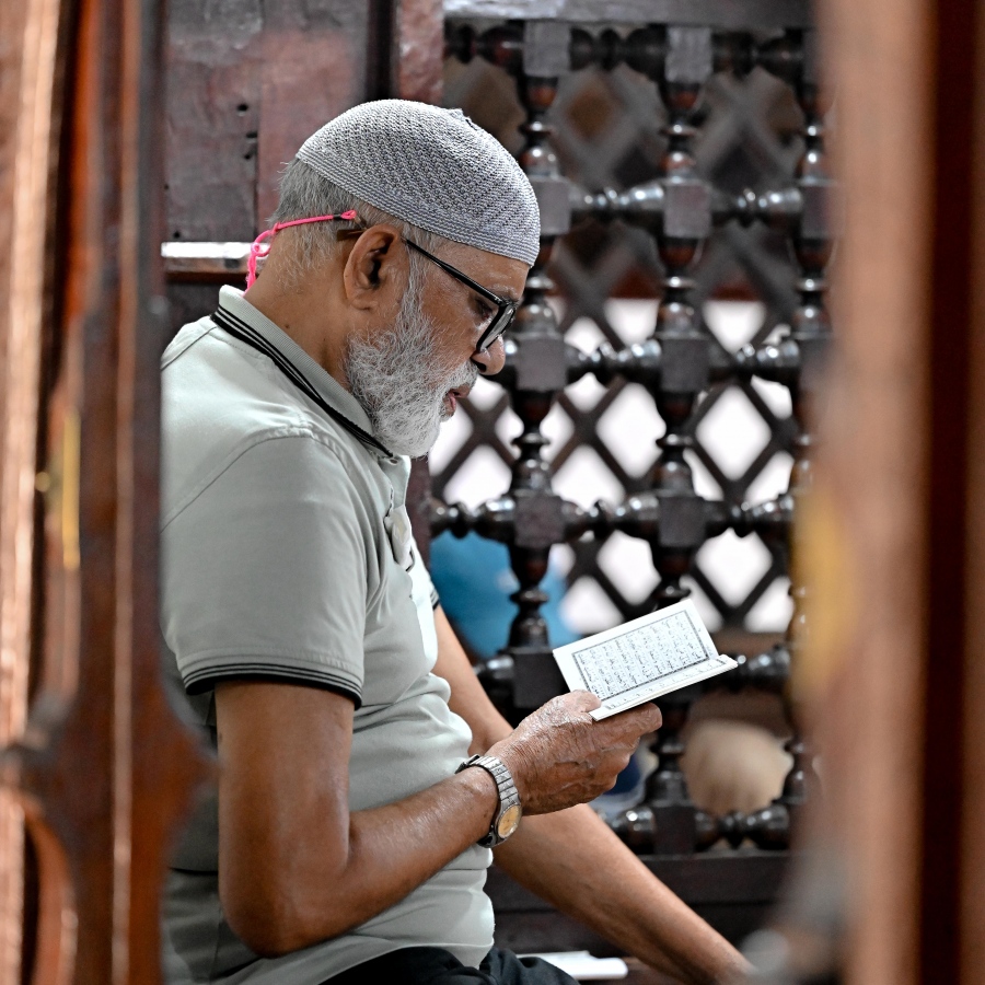 އީދު މިސްކިތުގައި ޖަމާއަތުގައި ކުރި މެންދުރު ނަމާދަށް ފަހު، މީހަކު ގުރުއާން ކިޔަވަނީ، ރޯދަމަހުގެ ސަވާބާއި ދަރުމަ ހޯދަން މިސްކިތްތަކުގައި މީހުން ވަގުތު ހޭދަކުރާ މިންވަރު ވަރަށް ބޮޑަށް އިތުރުވޭ .-- ފޮޓޯ: ނިޝާން އަލީ | މިހާރު