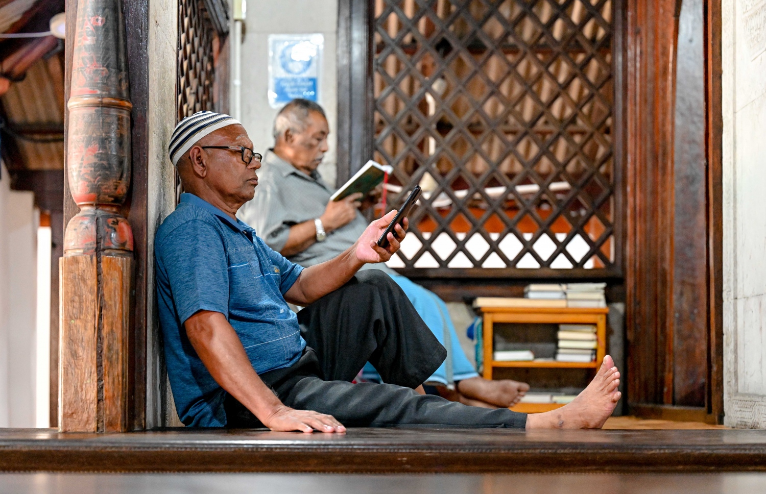 އީދު މިސްކިތުގައި ޖަމާއަތުގައި ކުރި މެންދުރު ނަމާދަށް ފަހު، މީހަކު ގުރުއާން ކިޔަވަނީ، ރޯދަމަހުގެ ސަވާބާއި ދަރުމަ ހޯދަން މިސްކިތްތަކުގައި މީހުން ވަގުތު ހޭދަކުރާ މިންވަރު ވަރަށް ބޮޑަށް އިތުރުވޭ .-- ފޮޓޯ: ނިޝާން އަލީ | މިހާރު