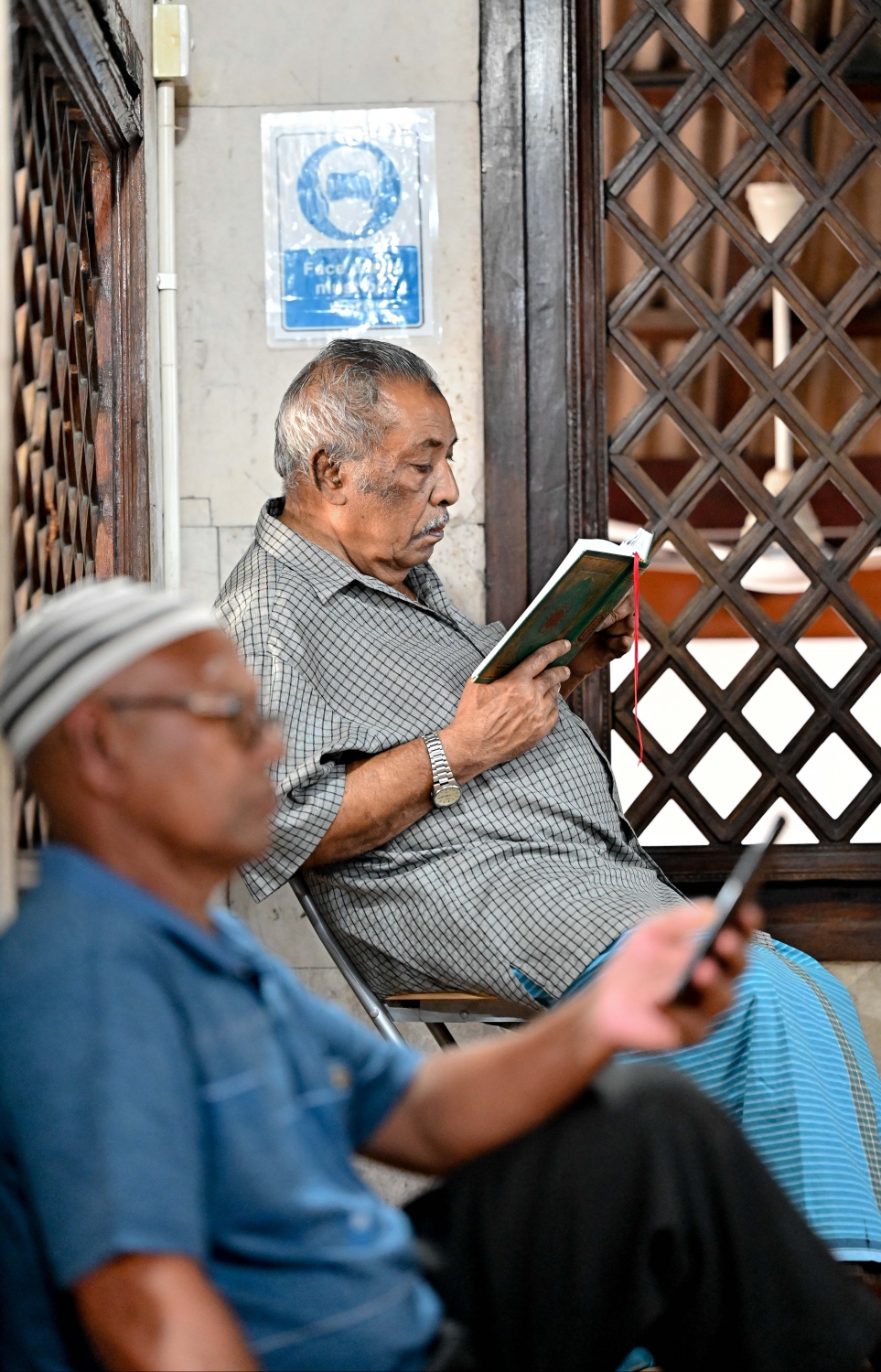 އީދު މިސްކިތުގައި ޖަމާއަތުގައި ކުރި މެންދުރު ނަމާދަށް ފަހު، އުމުރުން ދުވަސްވީ ބަޔަކު ގުރުއާން ކިޔަވަނީ، ރޯދަމަހުގެ ސަވާބާއި ދަރުމަ ހޯދަން މިސްކިތްތަކުގައި މީހުން ވަގުތު ހޭދަކުރާ މިންވަރު ވަރަށް ބޮޑަށް އިތުރުވޭ .-- ފޮޓޯ: ނިޝާން އަލީ | މިހާރު