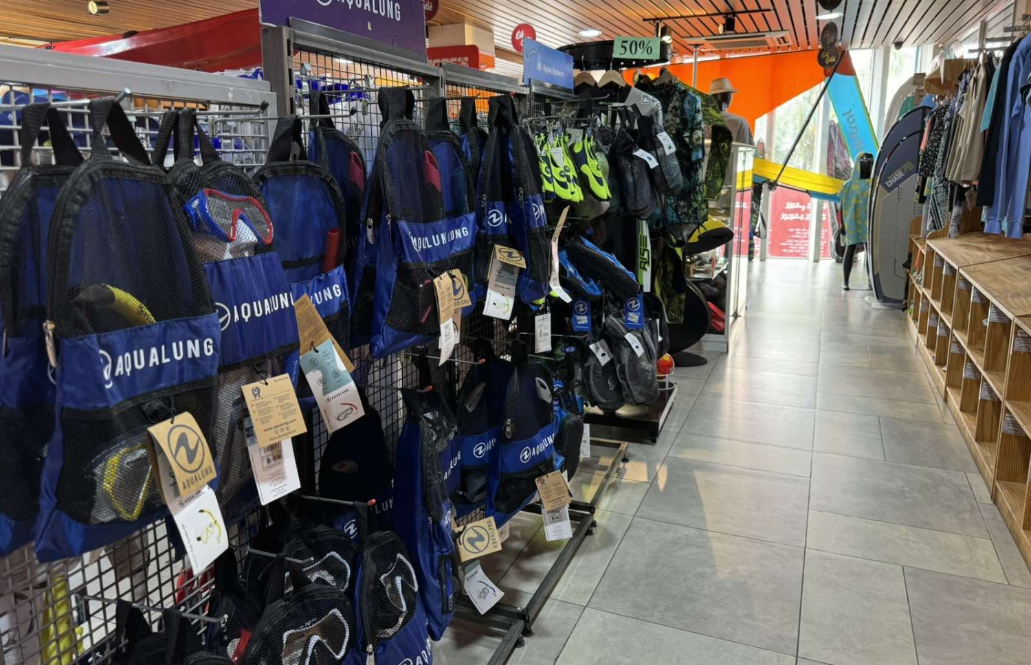 "ސީ ގިއާ" ފިހާރައިން ވިއްކާ ބައެއް ޕްރޮޑަކްޓްތައް.