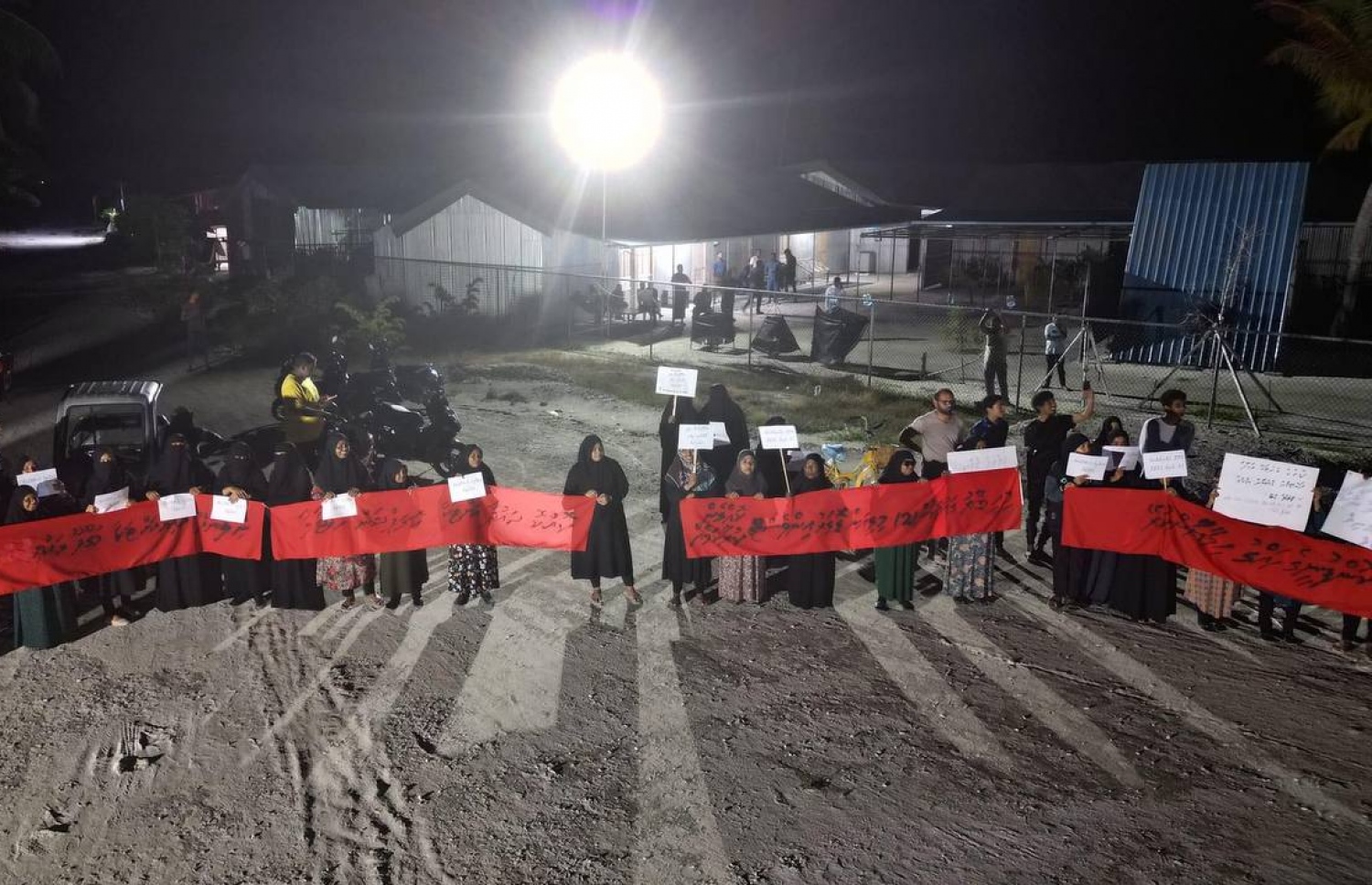 އެއާޕޯޓު މަސައްކަތް ހުއްޓާލުމުން މަގޫދޫގައި މުޒާހަރާކުރަނީ.-