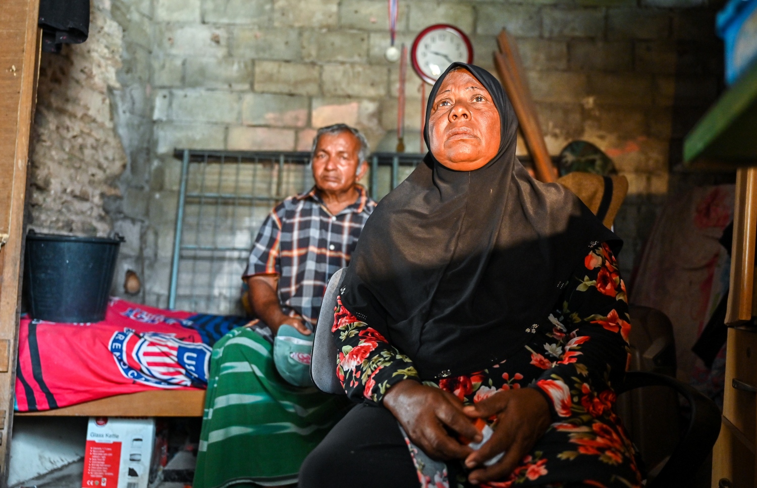 ފާތުމަތު ވާހަކަދައްކާއިރު، އޭނާގެ ފިރިމީހާ ފަހަތުގައި ހުރެގެން އަޑުއަހަނީ.-- ފޮޓޯ: ފަޔާޒު މޫސާ/ މިހާރު