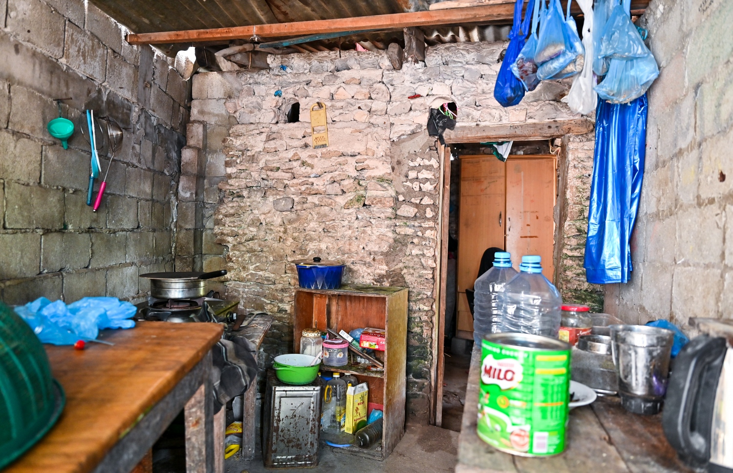 ފާތުމަތު ދިރިއުޅޭ ގޭގައި ހުންނަ ކާގެ އަދި ބަދިގެ.-- ފޮޓޯ: ފަޔާޒު މޫސާ/ މިހާރު
