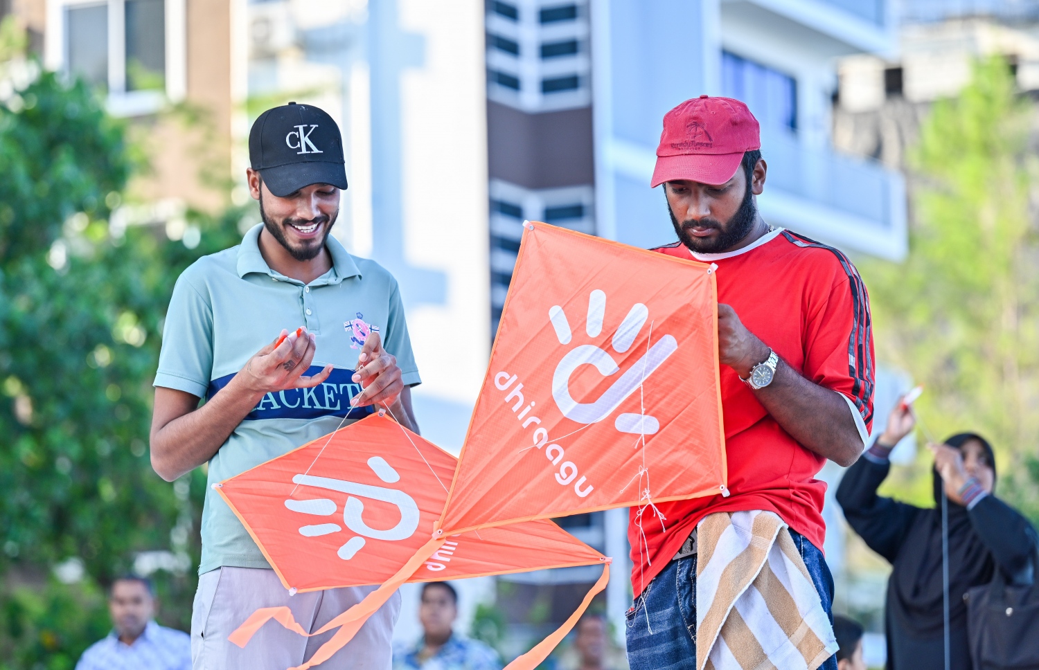 ގުޑި ފެސްޓްގައި ދިރާގުން ހިލޭ ބެހި ގިޑިތައް އަރުވަން ބަޔަކު ތައްޔާރުވަނީ -- ފޮޓޯ: ފަޔާޒު މޫސާ | މިހާރު