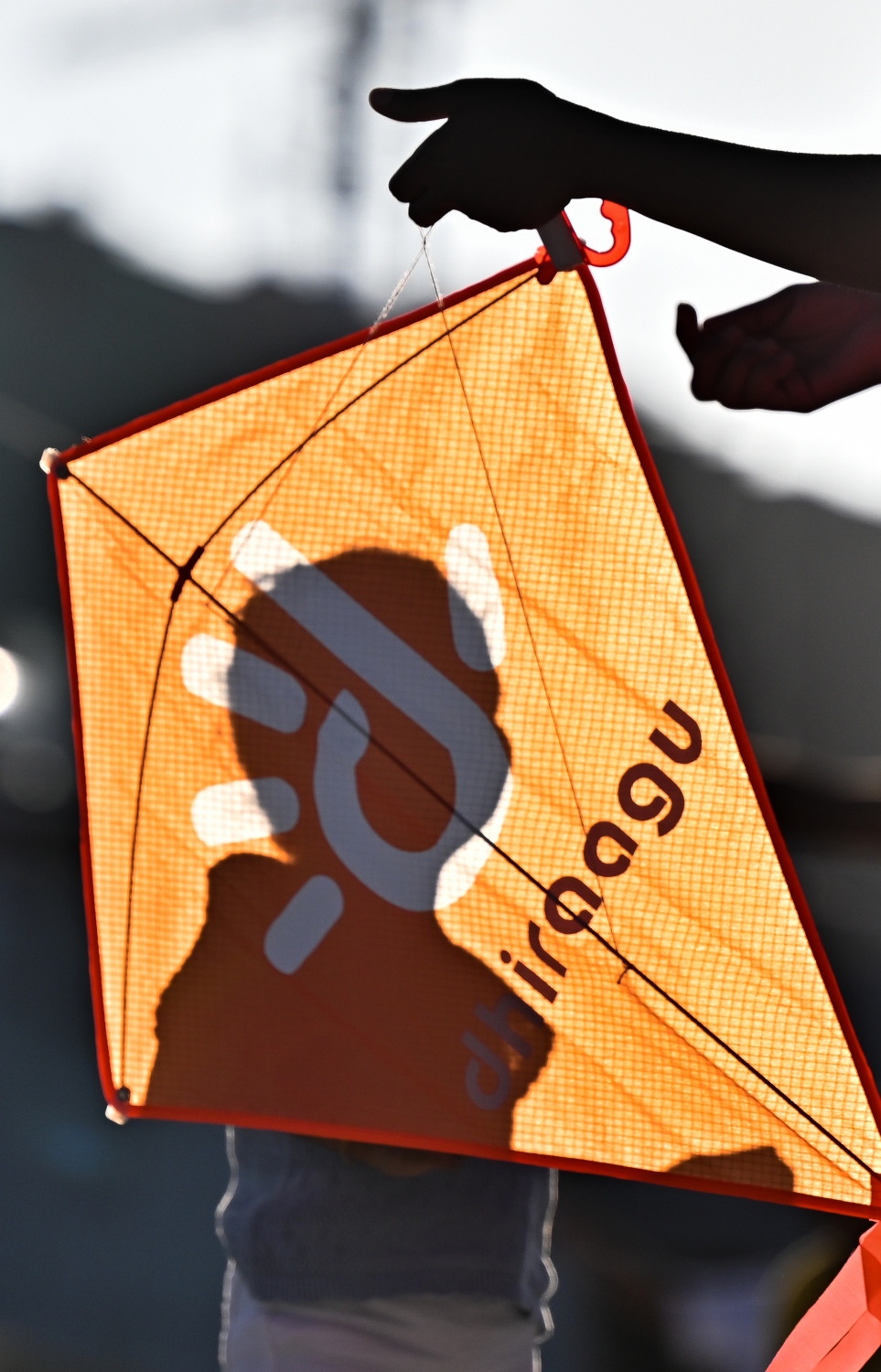 ދިރާގު ގުޑި ފެސްޓްގައި މީހަކު ގުޑި އަރުވަން ތައްޔާރުވެގެން: މި ހަރަކާތުގައި ބެލެނިވެރިންނާ އެކު ގިނަ އަދަދެއްގެ ކުދިން ބައިވެރިވި. -- ފޮޓޯ؛ ފަޔާޒު މޫސާ | މިހާރު