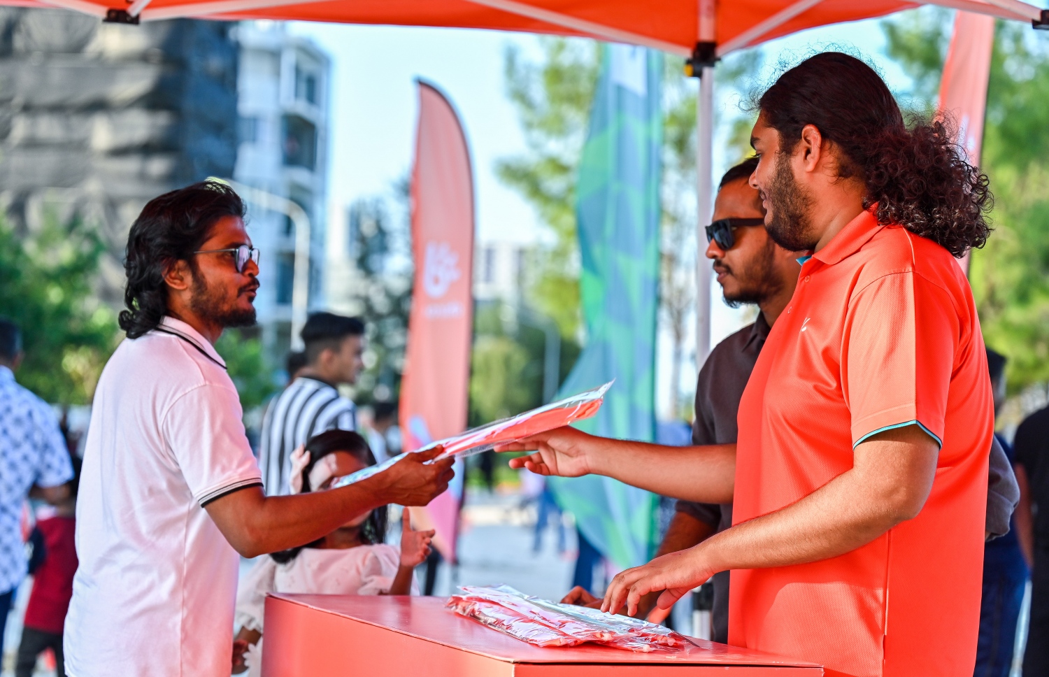 ހުޅުމާލެ ފޭސް 2ގެ އެންޓްރެންސްގައި ބޭއްވި ދިރާގު ގުޑި ފެސްޓްގައި މީހަކަށް ގުޑިއެއް ދެނީ. -- ފޮޓޯ: ފަޔާޒު މޫސާ | މިހާރު