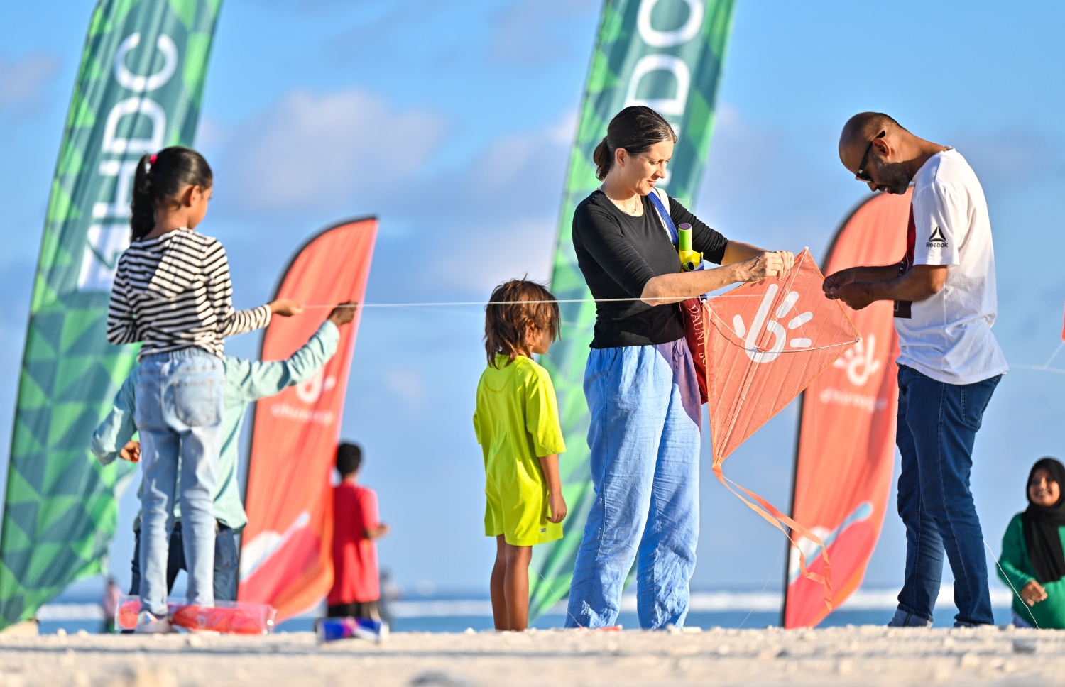 ގުޑި ފެސްޓްގައި ބަޔަކު ގުޑިއަރުވަނީ، އެކި އުމުރުގެ މީހުން މި ހަރަކާތުގައި ބައިވެރިވި. --- ފޮޓޯ: ފަޔާޒު މޫސާ | މިހާރު