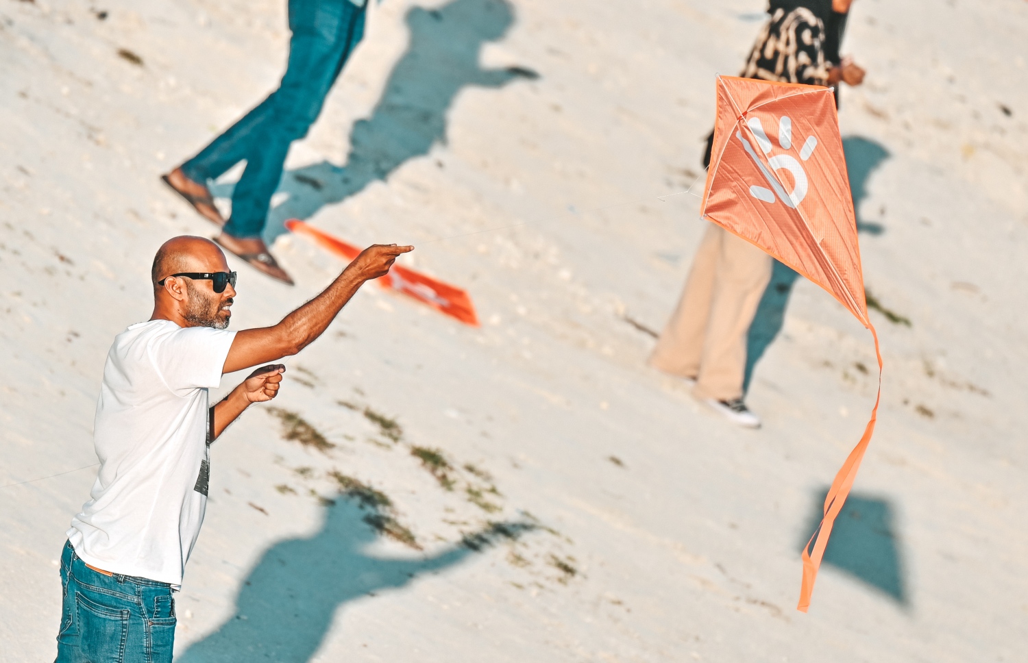 ހުޅުމާލެ ފޭސް 2ގެ ދިރާގު ބީޗުގައި ކުރިއަށް ގެންދިޔަ ދިރާގު ގުޑި ފެސްޓްގަިއ މީހަކު ގުޑި އަރުވަނީ -- ފޮޓޯ: ފަޔާޒު މޫސާ | މިހާރު