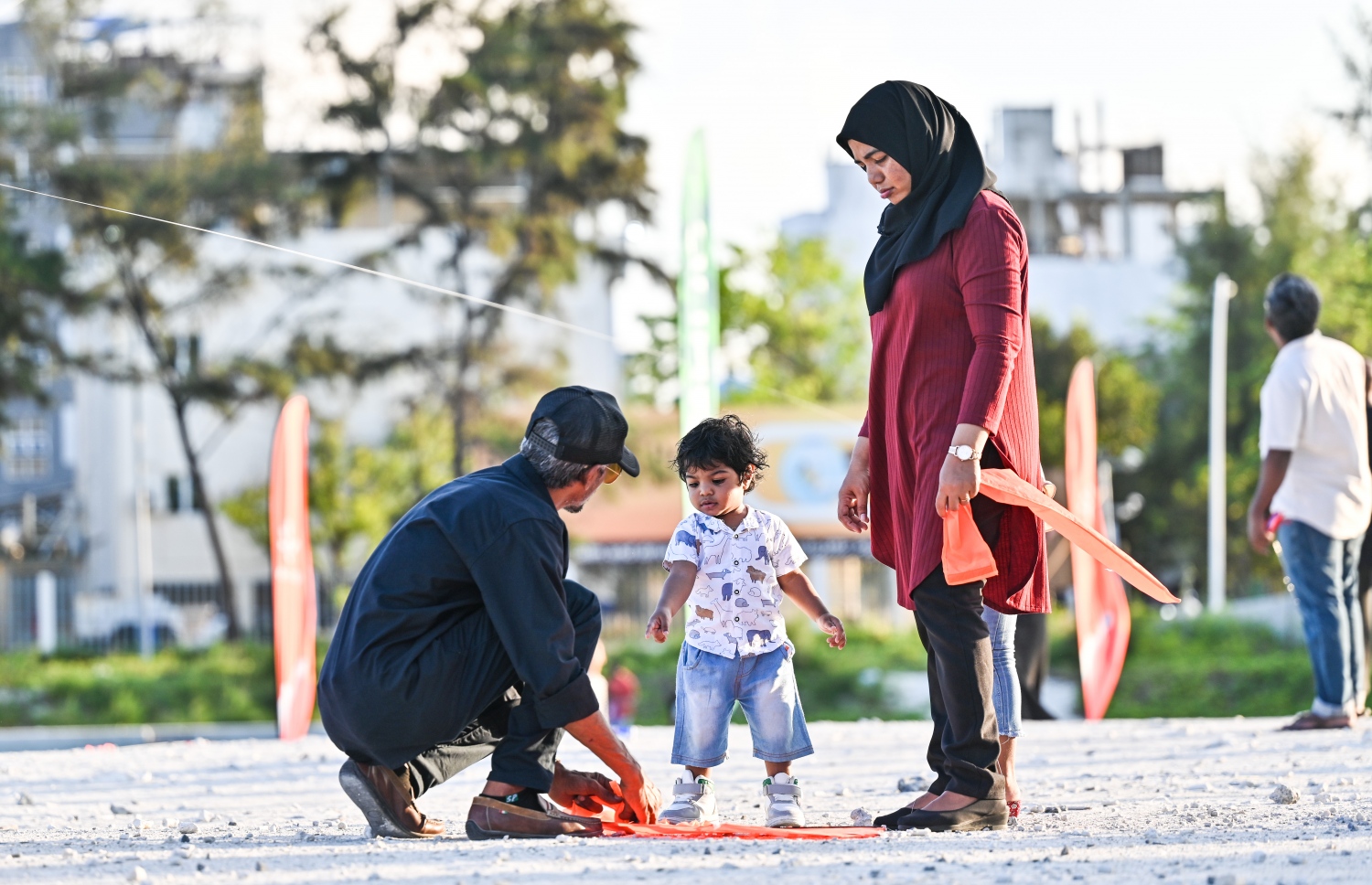 ކުޑަ ކުއްޖަކު ބެލެނިވެރިންނާއެކު ގުޑި ފެސްޓްގައި ގުޑި އަރުވަން ތައްޔާރުވަނީ: މި ހަރަކާތުގައި ގިނަ އަދަދެއްގެ ކުދިން ބައިވެރިވި. -- ފޮޓޯ: ފަޔާޒު މޫސާ | މިހާރު