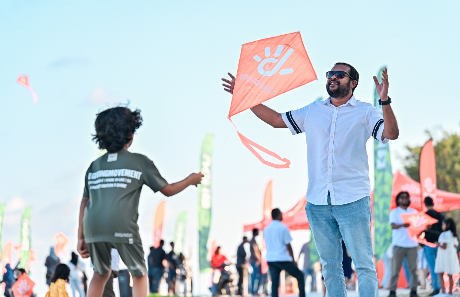 ގުޑި ފެސްޓްގައި ބަޔަކު ގުޑި އަރުވަނީ: މިއީ ދިރާގުން އެޗްޑީސީއާ ގުޅިގެން ކުރިއަށް ގެންދިޔަ ހަރަކާތެއް -- ފޮޓޯ: ފަޔާޒު މޫސާ | މިހާރު