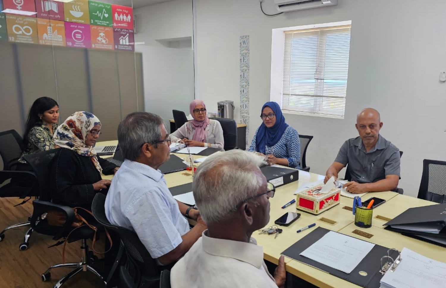 "ބިންވެރިޔާ" އަދި "ގެދޮރުވެރިޔާ" ސްކީމާ ގުޅިގެން ހުށަހާޅާ މައްސަލަތަކާއި ނިންމަންޖެހޭ ނިންމުންތައް ނިންމުމަށް، ރައީސުލްޖުމްހޫރިއްޔާ ޑރ. މުހައްމަދު މުއިއްޒުގެ ލަފާފުޅުގެ މަތިން، އެކުލަވާލި ކޮމެޓީ- ފޮޓޯ: މިނިސްޓްރީ