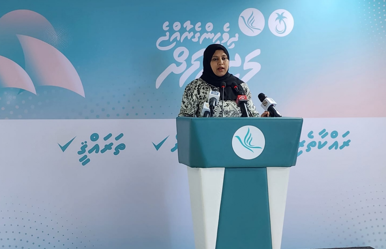 ޕީއެންސީން މިއަދު ބޭއްވި ޖަލްސާގައި ހީނާ ވާހަކަ ދައްކަވަނީ.-- ފޮޓޯ: ޕީއެންސީ