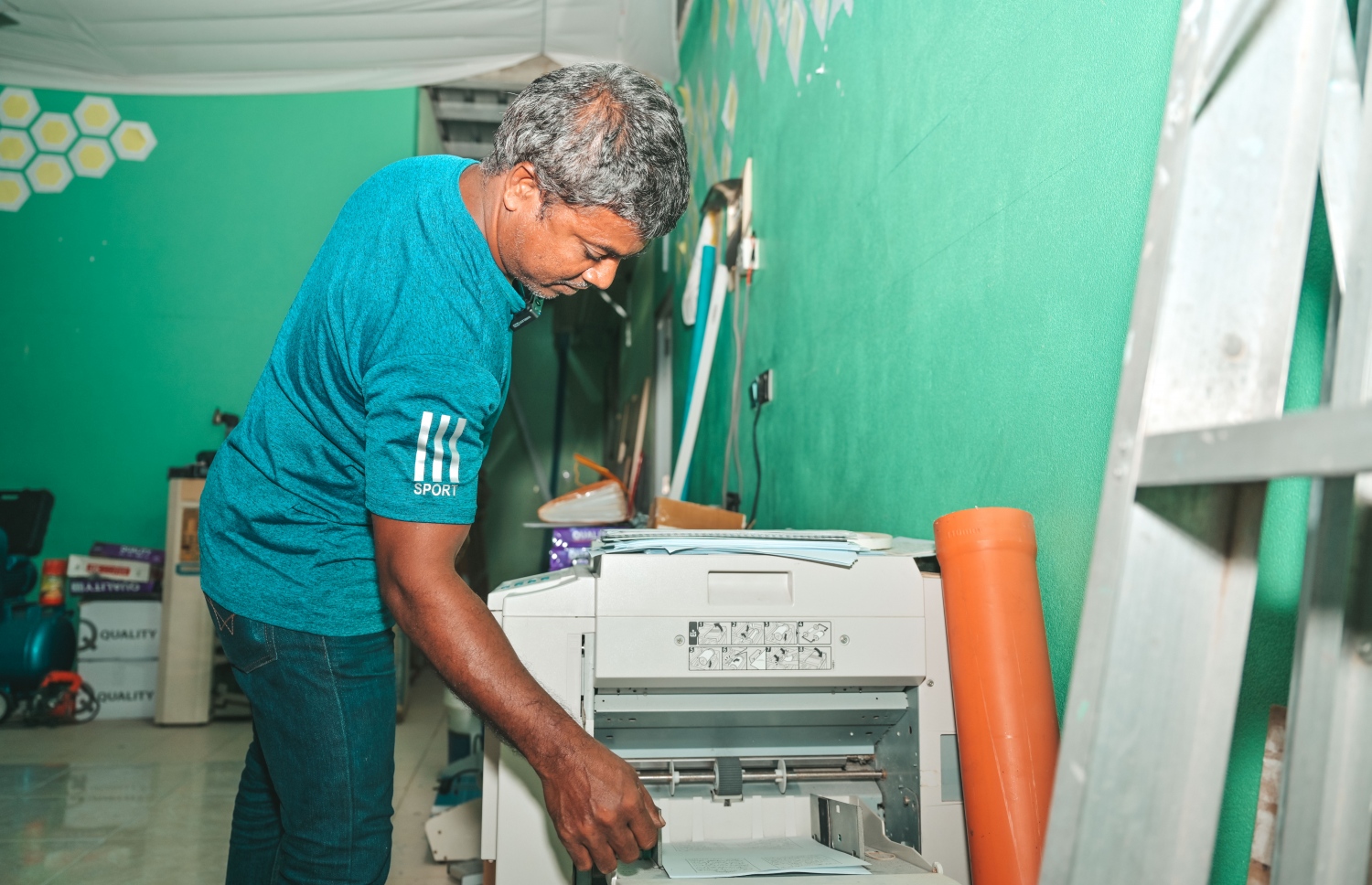 ފަހުމީ ފޮތްތައް ޗާޕްކުރާ ގޮތް ދައްކާލަނީ. -- ފޮޓޯ: ފަޔާޒް މޫސާ | މިހާރު