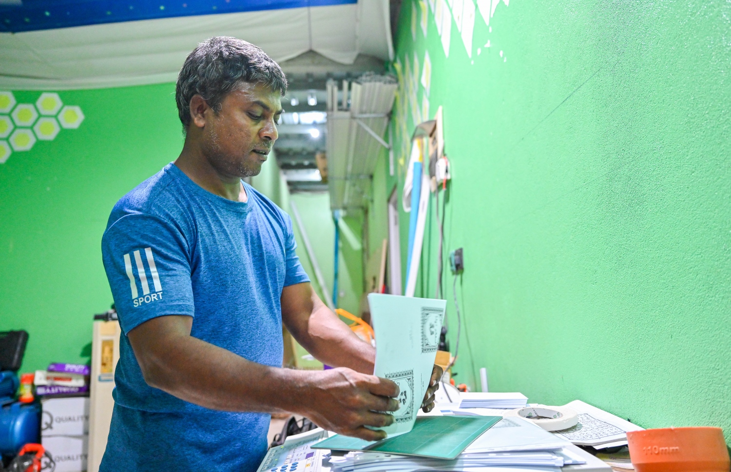 ފަހުމީ ޕްރިންޓްކުރި ގަނޑުތަކެއް ތަރުތީބުކުރަނީ: މާލެ އިން ވަރަށް ގިނަ އޯޑަރުތައް ލިބޭ ކަމަށް އޭނާ ބުނި. -- ފޮޓޯ: ފަޔާޒް މޫސާ | މިހާރު