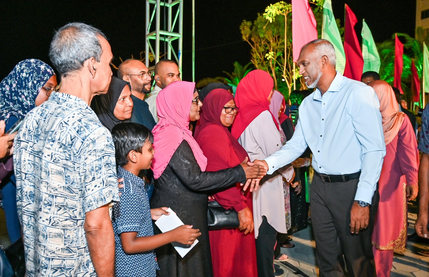 ހިޔާ ފްލެޓް ސަރަހައްދަށް ވަޑައިގެން ރައީސް ޑރ. މުހައްމަދު މުއިއްޒު ރައްޔިތުންނާ ބައްދަލުކުރައްވަނީ-- ފޮޓޯ: ފަޔާޒު މޫސާ/ މިހާރު