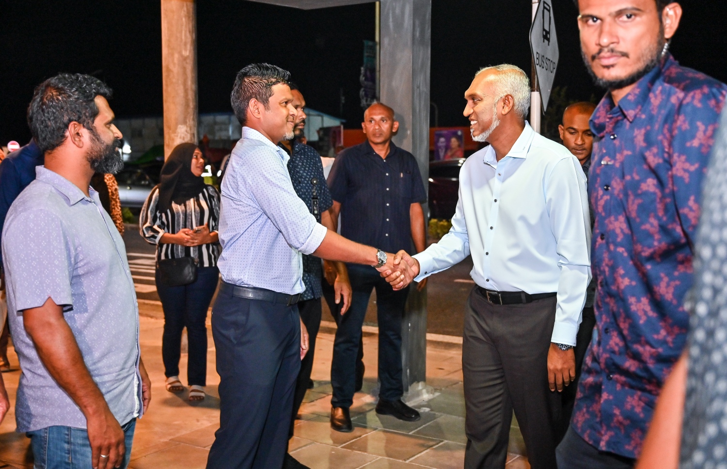 މި މަހުގެ 21 ގައި ބާއްވާ ރައްޔިތުންގެ މަޖިލިހުގެ އިންތިހާބުގައި ޕީޕީއެމް/ޕީއެންސީން ވާދަކުރާ ކެންޑިޑޭޓުންނަށް ތާއީދު ހޯދުމަށް ހުޅުމާލެ 2 ގެ ހިޔާ ފްލެޓް ސަރަހައްދުގައި ބޭއްވި ކެމްޕެއިން ބައްދަލުވުމަށް ރައީސް އަދި ޕީއެންސީގެ ރައީސް ޑރ. މުހައްމަދު މުއިއްޒު ވަޑައިގެން ނައިބު ރައީސް ހުސައިން މުހައްމަދު ލަތީފާ ސަލާމް ކުރައްވަނީ.--- ފޮޓޯ: ފަޔާޒު މޫސާ| މިހާރު