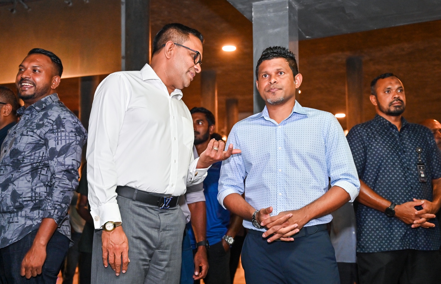 ސަރުކާރުގެ ފަރާތުން މަޖިލިސް އިންތިހާބަށް ވާދަކުރައްވައި ކެންޑިޑޭޓުންނަށް ތާއީދު ހޯދުމަށް ހިޔާ ފްލެޓް ސަރަހައްދުގައި ބޭއްވި ޖަލްސާގެ ތެރެއިން ނައިބް ރައީސް މުހައްމަދު ހުސެއިން ލަތީފާއި ދަނގެތީ ދާއިރާގެ މިހާރުގެ މަޖިލިސް މެމްބަރު މުހައްމަދު ނާޒިމް މަޝްވަރާއެއްގައި.--- ފޮޓޯ؛ ފަޔާޒު މޫސާ | މިހާރު