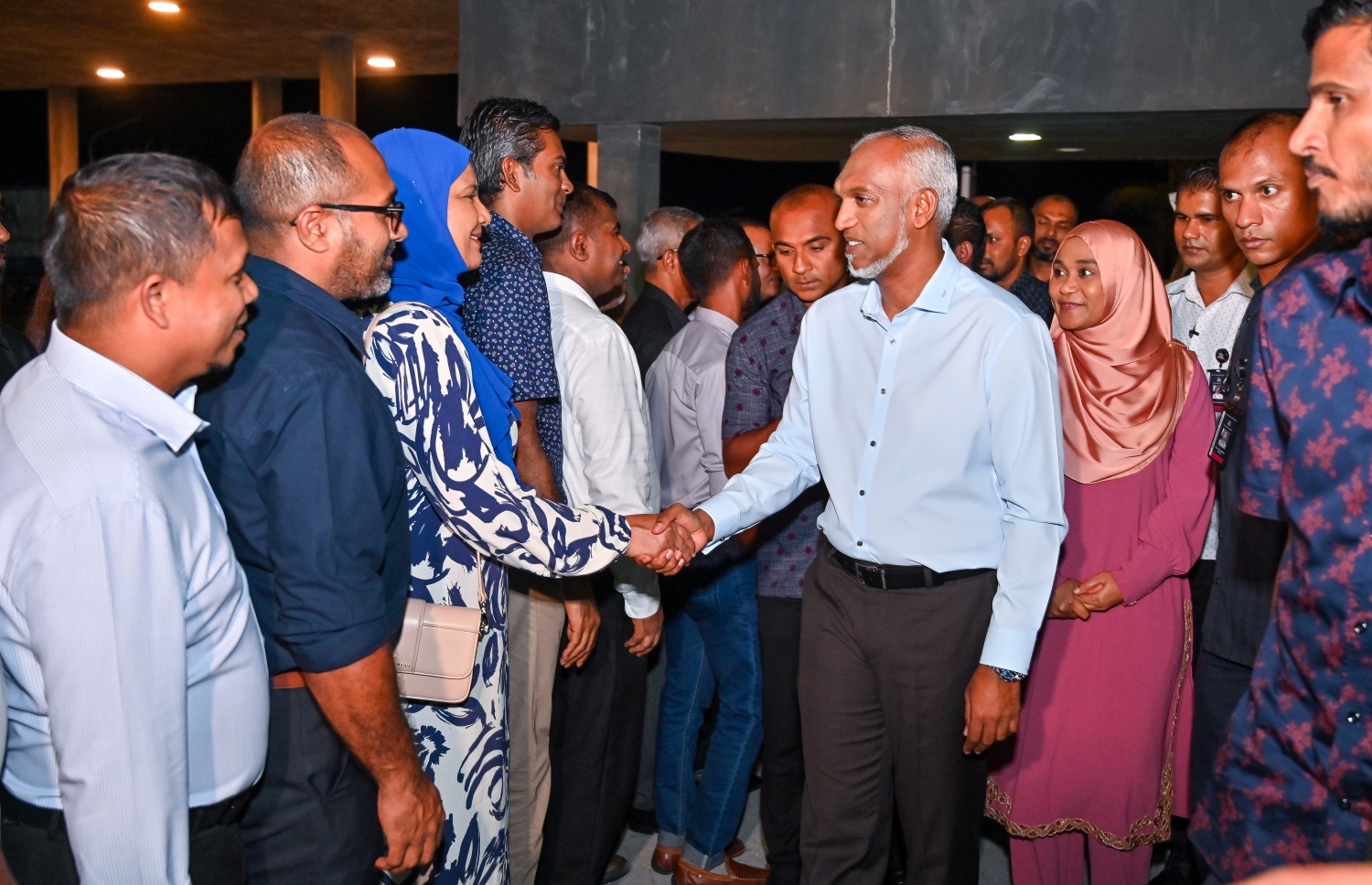 މި މަހުގެ 21 ގައި ބާއްވާ ރައްޔިތުންގެ މަޖިލިހުގެ އިންތިހާބުގައި ޕީޕީއެމް/ޕީއެންސީން ވާދަކުރާ ކެންޑިޑޭޓުންނަށް ތާއީދު ހޯދުމަށް ހުޅުމާލެ 2 ގެ ހިޔާ ފްލެޓް ސަރަހައްދުގައި ބޭއްވި ކެމްޕެއިން ބައްދަލުވުމަށް ރައީސް އަދި ޕީއެންސީގެ ރައީސް ޑރ. މުހައްމަދު މުއިއްޒު ވަޑައިގެން ބައެއް ވަޒީރުންނާ ސަލާމް ކުރައްވަނީ.--- ފޮޓޯ: ފަޔާޒު މޫސާ| މިހާރު