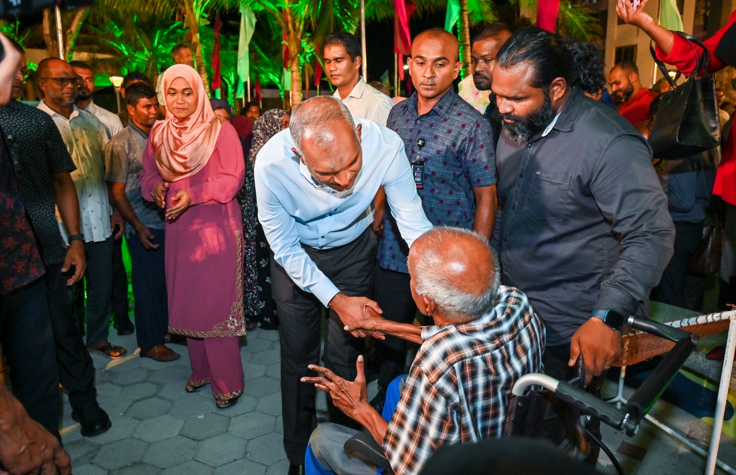 މި މަހުގެ 21 ގައި ބާއްވާ ރައްޔިތުންގެ މަޖިލިހުގެ އިންތިހާބުގައި ޕީޕީއެމް/ޕީއެންސީން ވާދަކުރާ ކެންޑިޑޭޓުންނަށް ތާއީދު ހޯދުމަށް ހުޅުމާލެ 2 ގެ ހިޔާ ފްލެޓް ސަރަހައްދުގައި ބޭއްވި ކެމްޕެއިން ބައްދަލުވުމަށް ރައީސް އަދި ޕީއެންސީގެ ރައީސް ޑރ. މުހައްމަދު މުއިއްޒު ވަޑައިގެން އުމުރުން ދުވަސްވީ މީހަކާ ސަލާމް ކުރައްވަނީ.--- ފޮޓޯ: ފަޔާޒު މޫސާ| މިހާރު