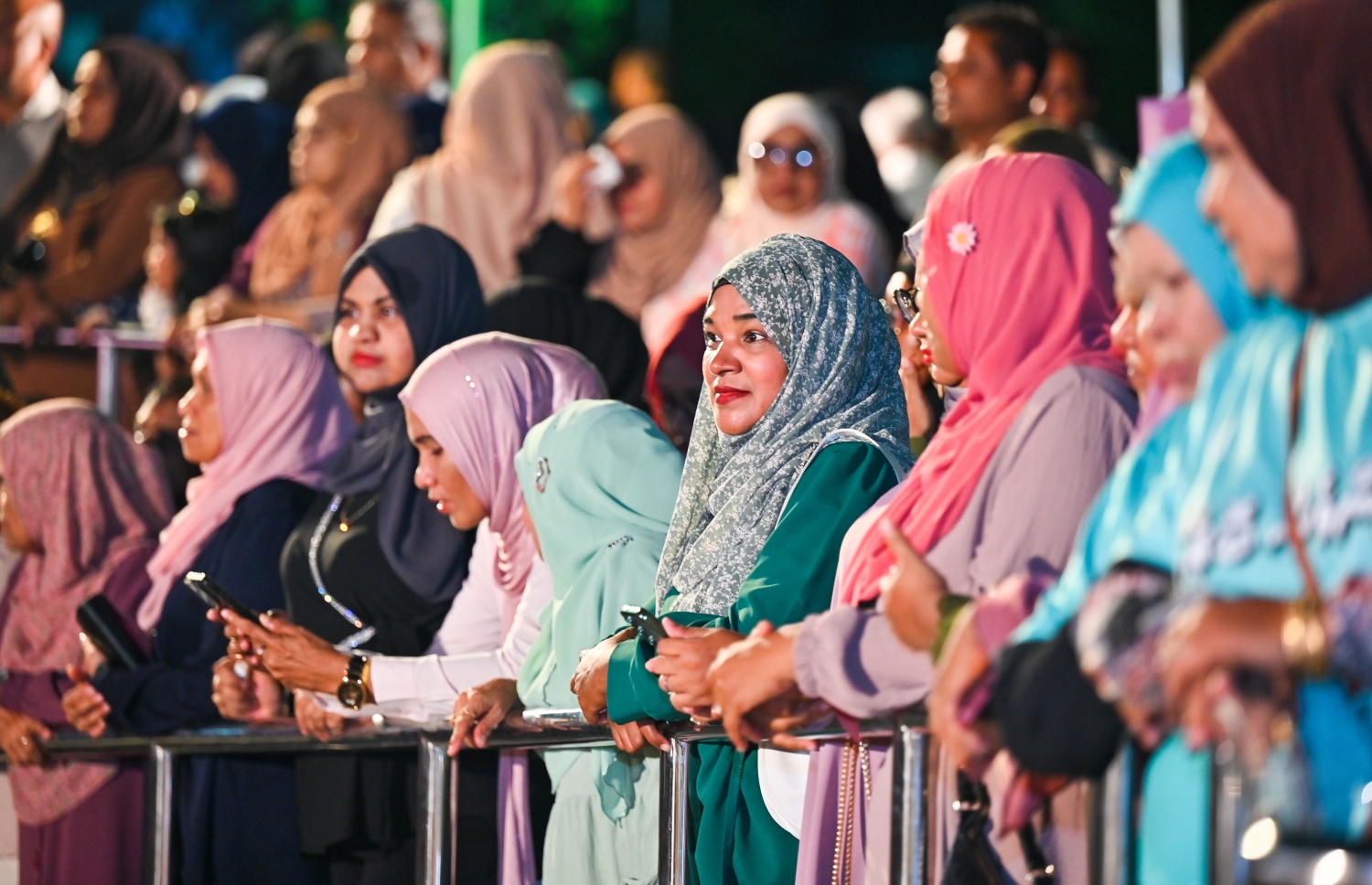 މި މަހުގެ 21 ގައި ބާއްވާ ރައްޔިތުންގެ މަޖިލިހުގެ އިންތިހާބުގައި ޕީޕީއެމް/ޕީއެންސީން ވާދަކުރާ ކެންޑިޑޭޓުންނަށް ތާއީދު ހޯދުމަށް ހުޅުމާލެ 2 ގެ ހިޔާ ފްލެޓް ސަރަހައްދުގައި ބޭއްވި ކެމްޕެއިން ބައްދަލުވުމަށް ދިޔަ ބައެއް މީހުން.---ފޮޓޯ: ފަޔާޒު މޫސާ|މިހާރު