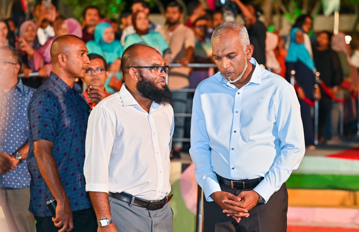 މި މަހުގެ 21 ގައި ބާއްވާ ރައްޔިތުންގެ މަޖިލިހުގެ އިންތިހާބުގައި ޕީޕީއެމް/ޕީއެންސީން ވާދަކުރާ ކެންޑިޑޭޓުންނަށް ތާއީދު ހޯދުމަށް ހުޅުމާލެ 2 ގެ ހިޔާ ފްލެޓް ސަރަހައްދުގައި ބޭއްވި ކެމްޕެއިން ބައްދަލުވުމަށް ރައީސް އަދި ޕީއެންސީގެ ރައީސް ޑރ. މުހައްމަދު މުއިއްޒު ވަޑައިގެން ކެންޑިޑޭޓަކާ ވާހަކަފުޅު ދައްކަވަނީ.--- ފޮޓޯ: ފަޔާޒު މޫސާ| މިހާރު