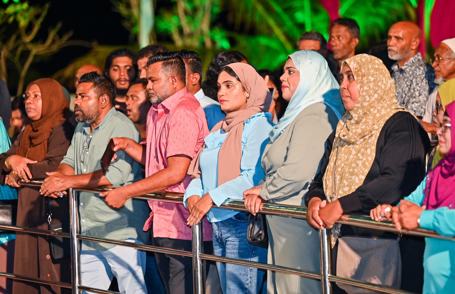 މި މަހުގެ 21 ގައި ބާއްވާ ރައްޔިތުންގެ މަޖިލިހުގެ އިންތިހާބުގައި ޕީޕީއެމް/ޕީއެންސީން ވާދަކުރާ ކެންޑިޑޭޓުންނަށް ތާއީދު ހޯދުމަށް ހުޅުމާލެ 2 ގެ ހިޔާ ފްލެޓް ސަރަހައްދުގައި ބޭއްވި ކެމްޕެއިން ބައްދަލުވުމަށް ދިޔަ ބައެއް މީހުން.---ފޮޓޯ: ފަޔާޒު މޫސާ|މިހާރު