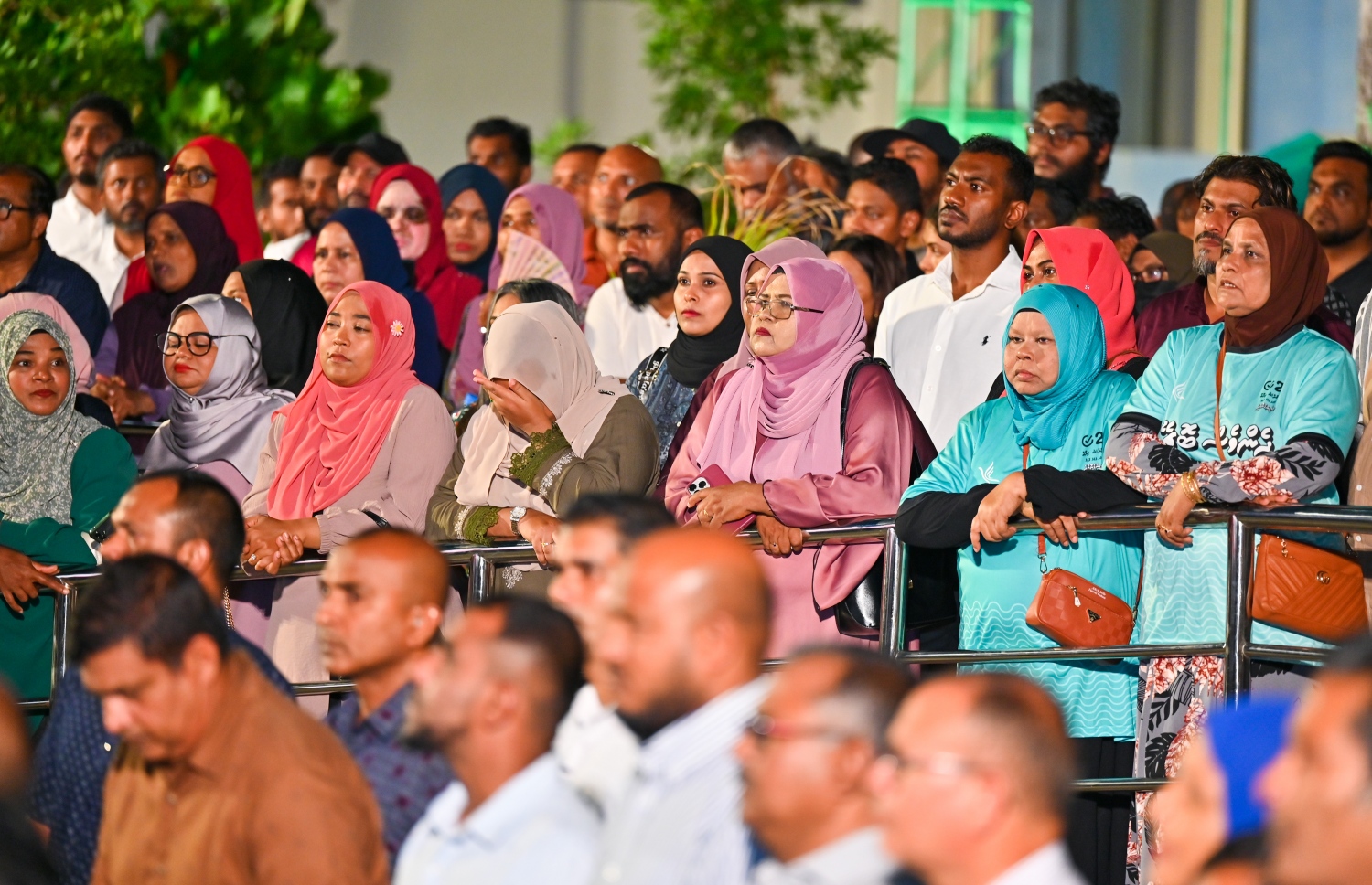 މި މަހުގެ 21 ގައި ބާއްވާ ރައްޔިތުންގެ މަޖިލިހުގެ އިންތިހާބުގައި ޕީޕީއެމް/ޕީއެންސީން ވާދަކުރާ ކެންޑިޑޭޓުންނަށް ތާއީދު ހޯދުމަށް ހުޅުމާލެ 2 ގެ ހިޔާ ފްލެޓް ސަރަހައްދުގައި ބޭއްވި ކެމްޕެއިން ބައްދަލުވުމަށް ދިޔަ ބައެއް މީހުން.---ފޮޓޯ: ފަޔާޒު މޫސާ|މިހާރު