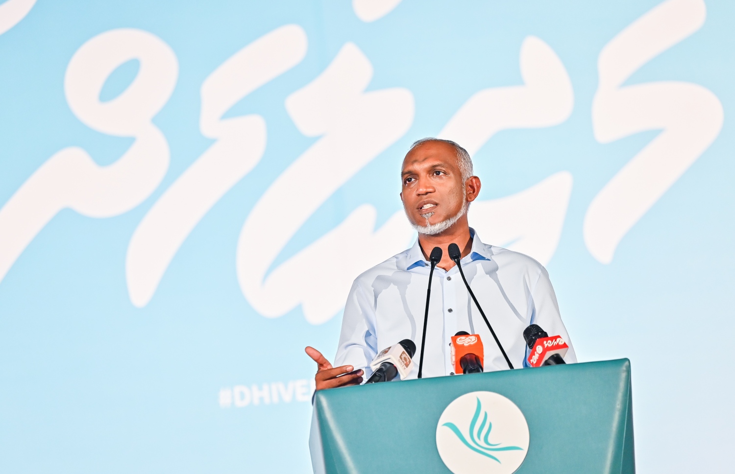 މަޖިލިސް އިންތިހާބުގައި ސަރުކާރުގެ ފަރާތުން ވާދަކުިރައްވާ ކެންޑިޑޭޓުންނަށް ތާއީދު ހޯދުމަށް ހިޔާ ސަރަހައްދުގައި އުޅޭ މީހުންނާ ބައްދަލުކުރެއްވުމަށް ބޭއްވި ޖަލްސާގައި ރައީސް ޑރ މުހައްމަދު މުއިއްޒު ވާހަކަފުޅު ދައްކަވަނީ -- ފޮޓޯ: ފަޔާޒު މޫސާ | މިހާރު