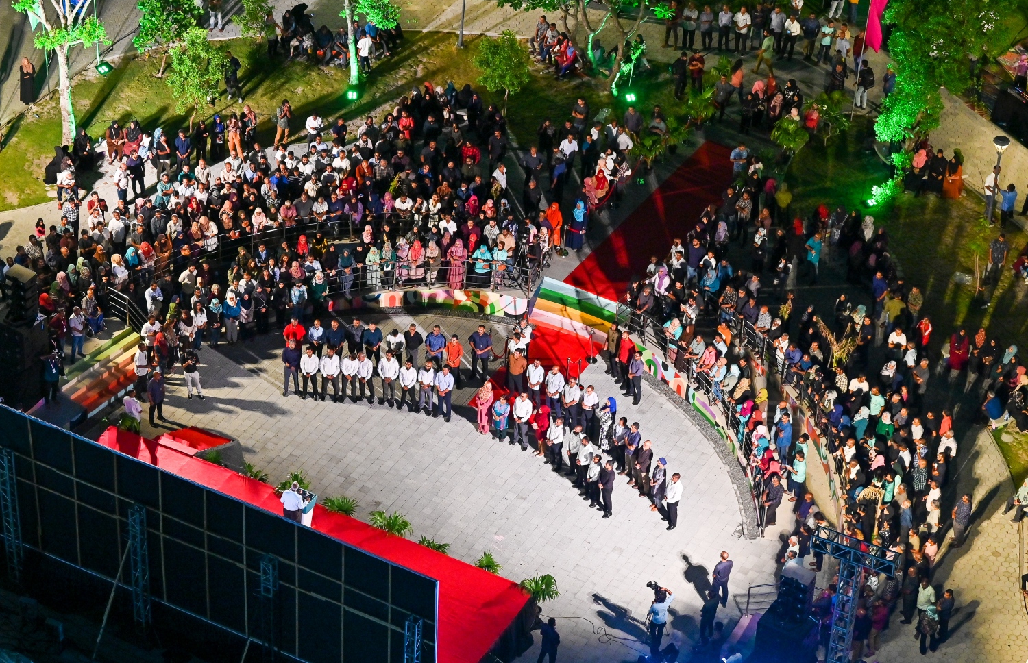 މި މަހުގެ 21 ގައި ބާއްވާ ރައްޔިތުންގެ މަޖިލިހުގެ އިންތިހާބުގައި ޕީޕީއެމް/ޕީއެންސީން ވާދަކުރާ ކެންޑިޑޭޓުންނަށް ތާއީދު ހޯދުމަށް ހުޅުމާލެ 2 ގެ ހިޔާ ފްލެޓް ސަރަހައްދުގައި ބޭއްވި ކެމްޕެއިން ބައްދަލުވުމަށް ދިޔަ ބައެއް މީހުން.--- ފޮޓޯ: ފަޔާޒު މޫސާ| މިހާރު